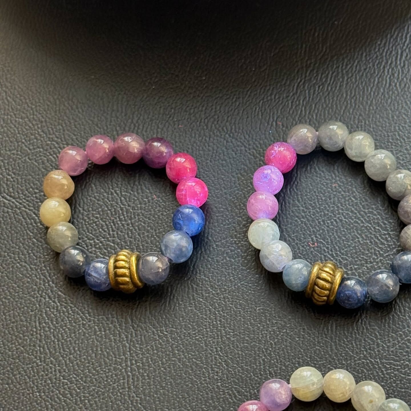 [原石] 紅寶石+彩藍寶石+黃銅 彈性繩戒指