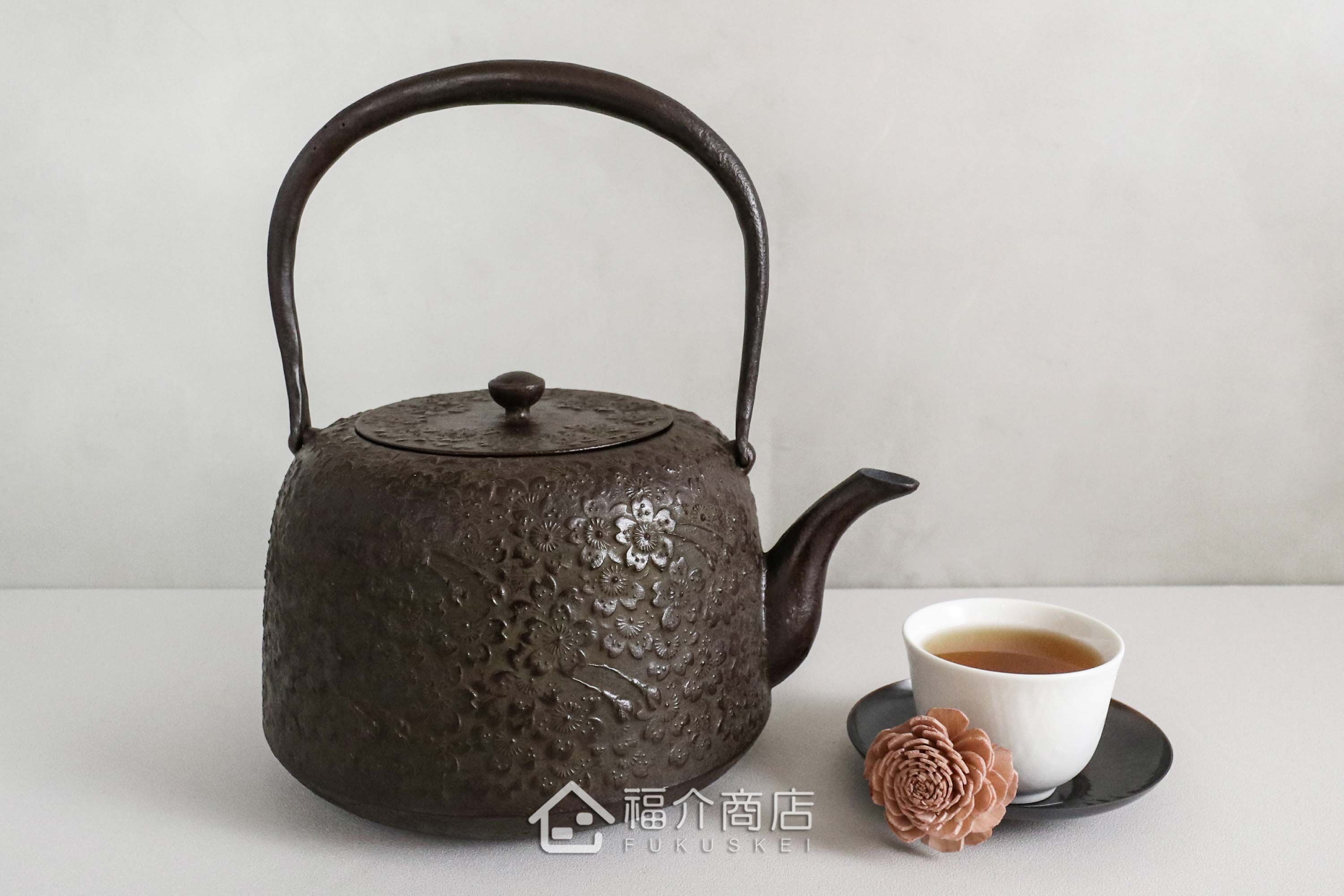 佐藤勝久所製作的日本鐵壺,廣口型壺身設計櫻花造型紋樣,煮水泡茶用的鐵壺