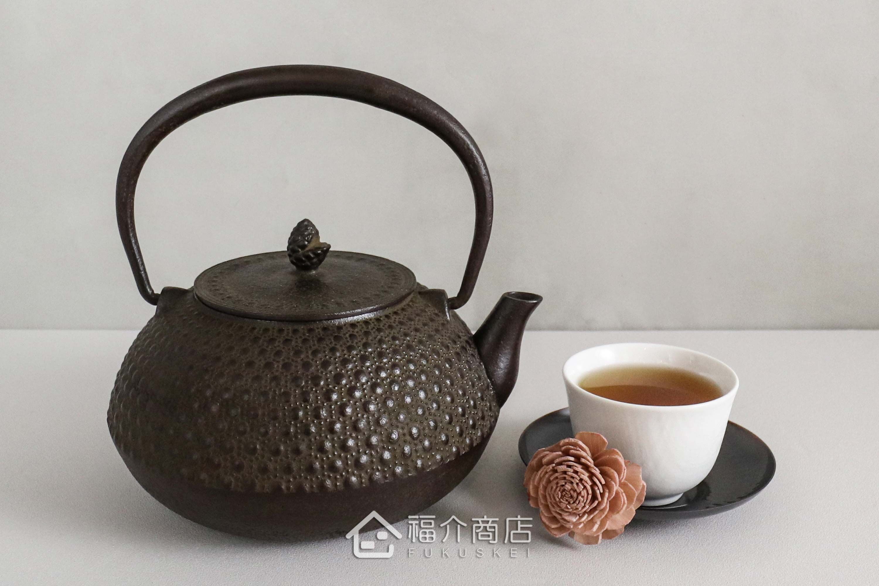 佐藤勝久所製作的日本鐵壺,壺身設計成龜甲紋與霰紋組合而成的紋樣,是用來煮水泡茶的鐵壺