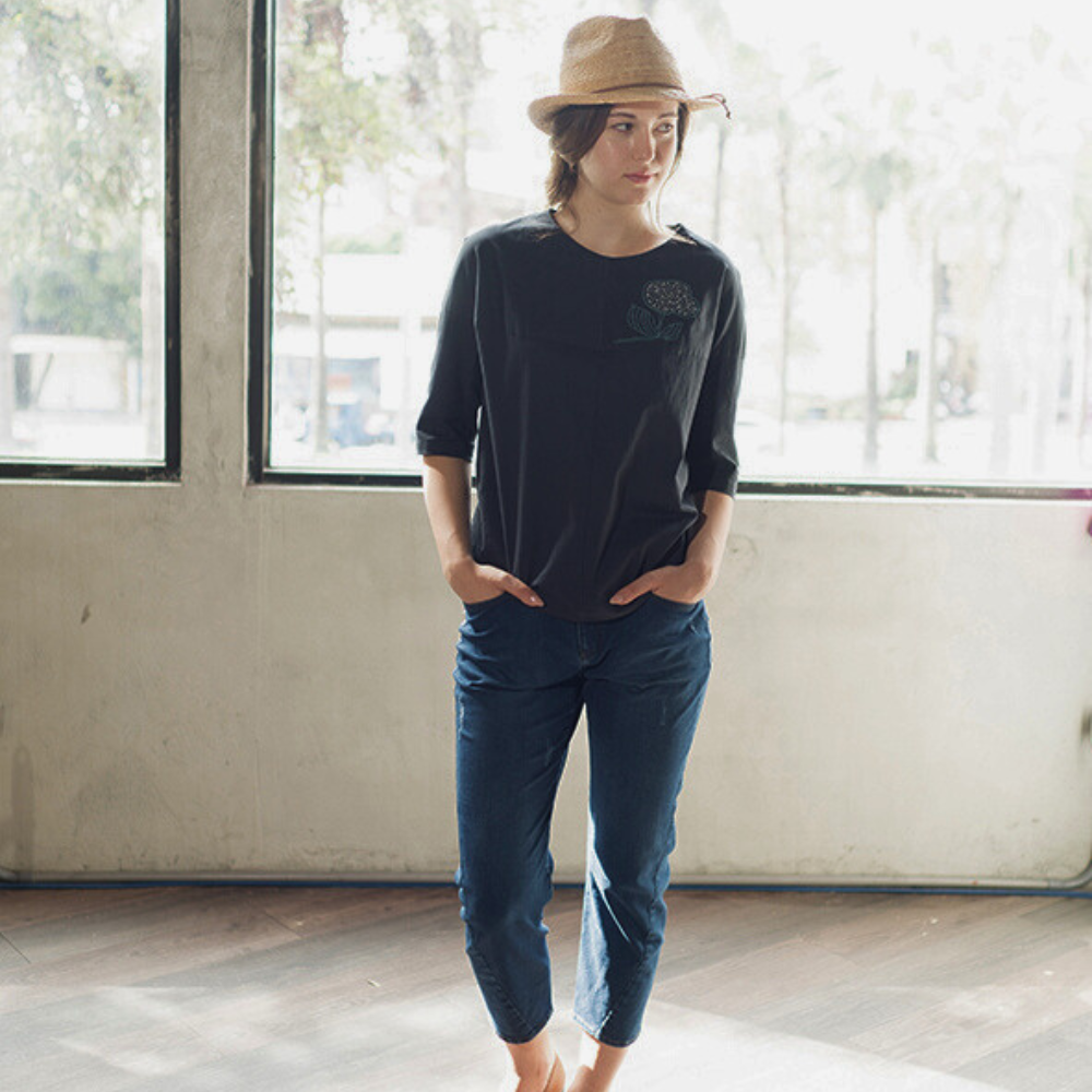 PIPPY素面精緻花型刺繡圓領五分袖上衣 丈青