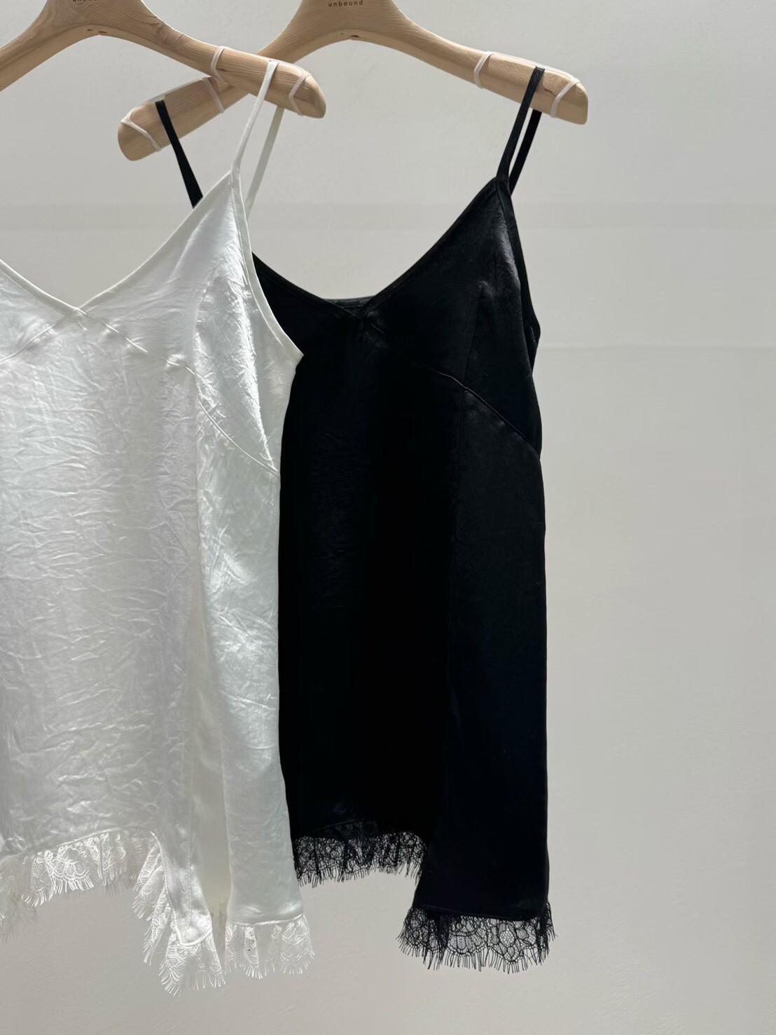 #AD88絲光蕾絲背心(白/黑)