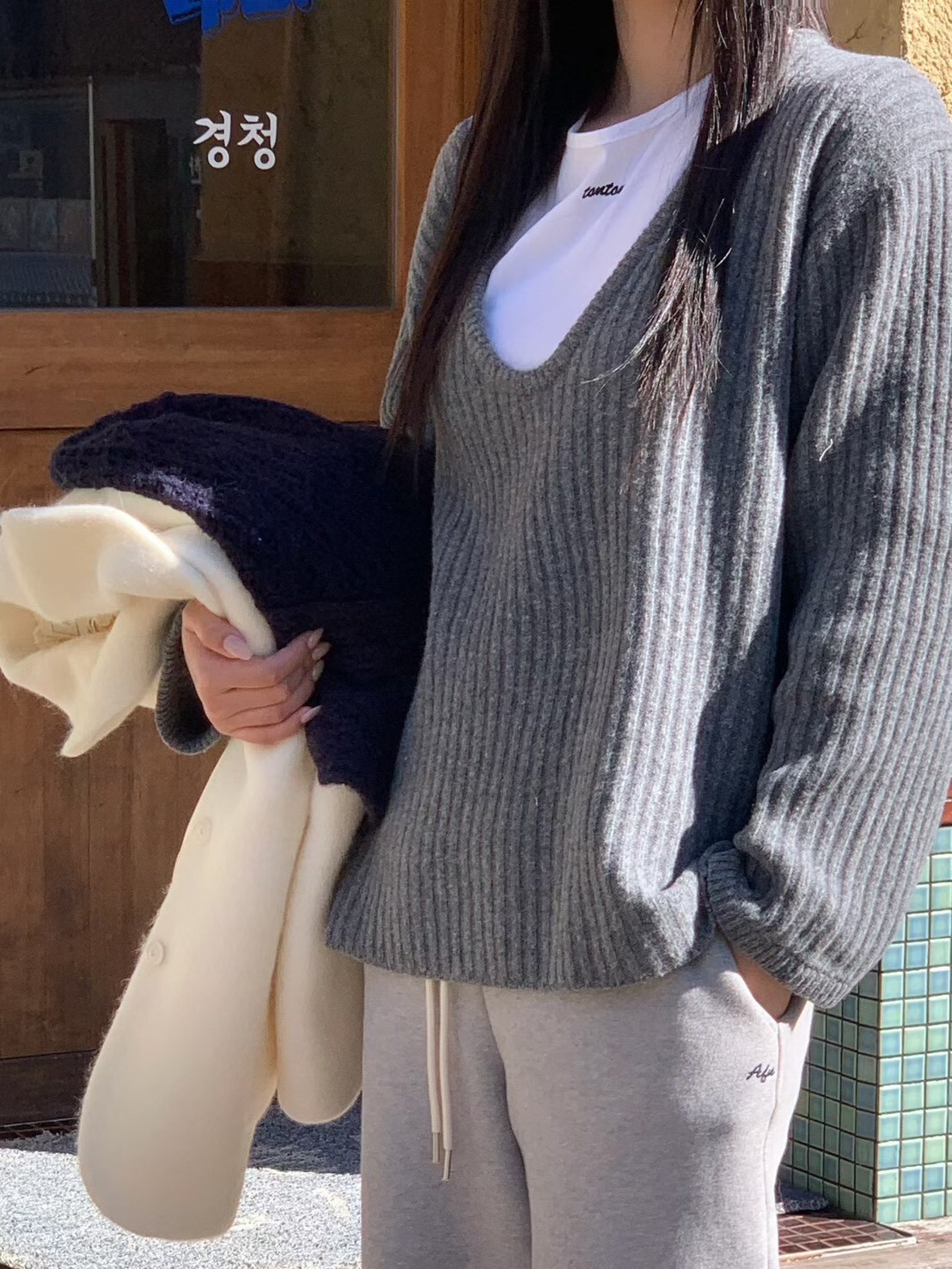 #AD153大U領坑條針織衣(白/灰/黑)