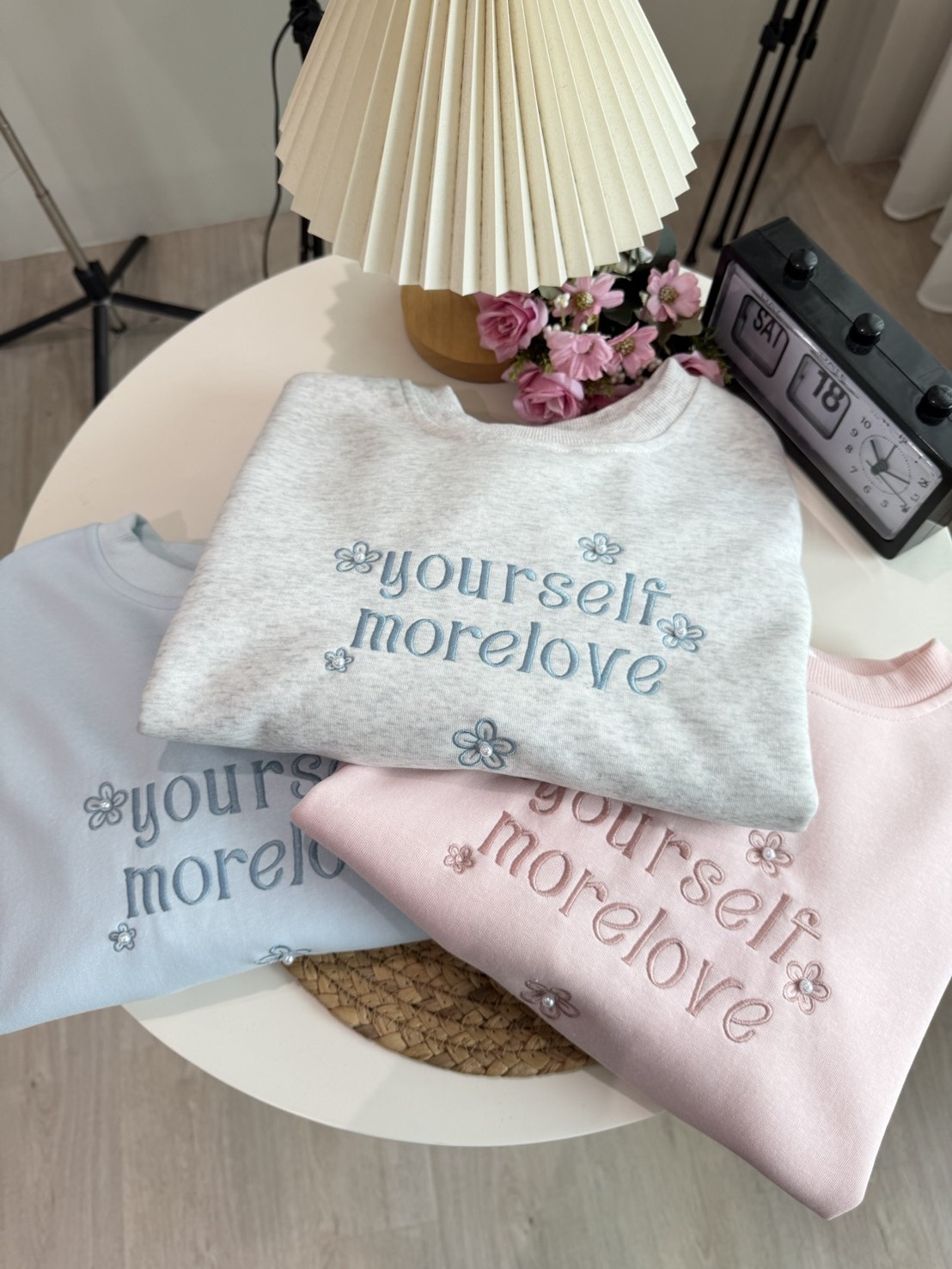 B8188-刺繡英文小花珍珠大學T