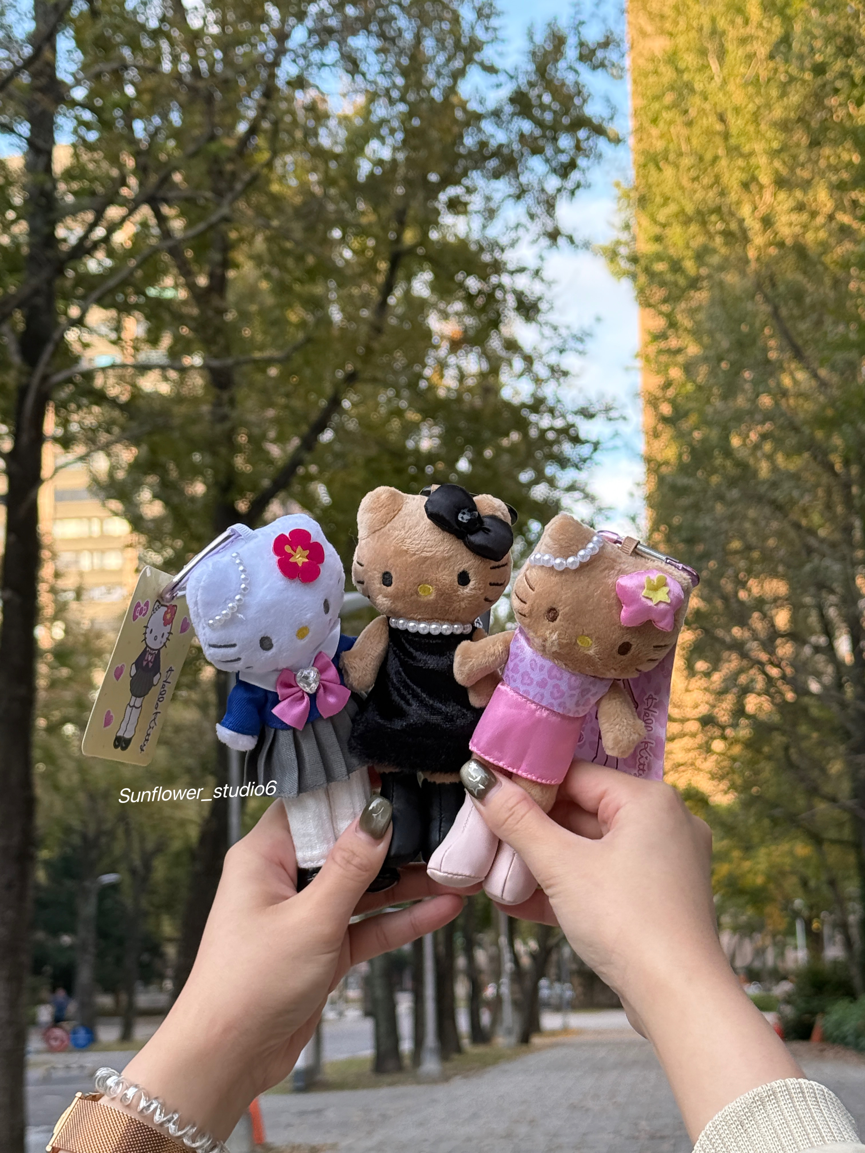 日本🇯🇵限定 SANRIO HELLO KITTY 長腿系列 毛絨鑰匙圈 吊飾 黑皮 珍珠 愛心釦 長裙 短裙 水手服 (任買兩件711免運)/現貨