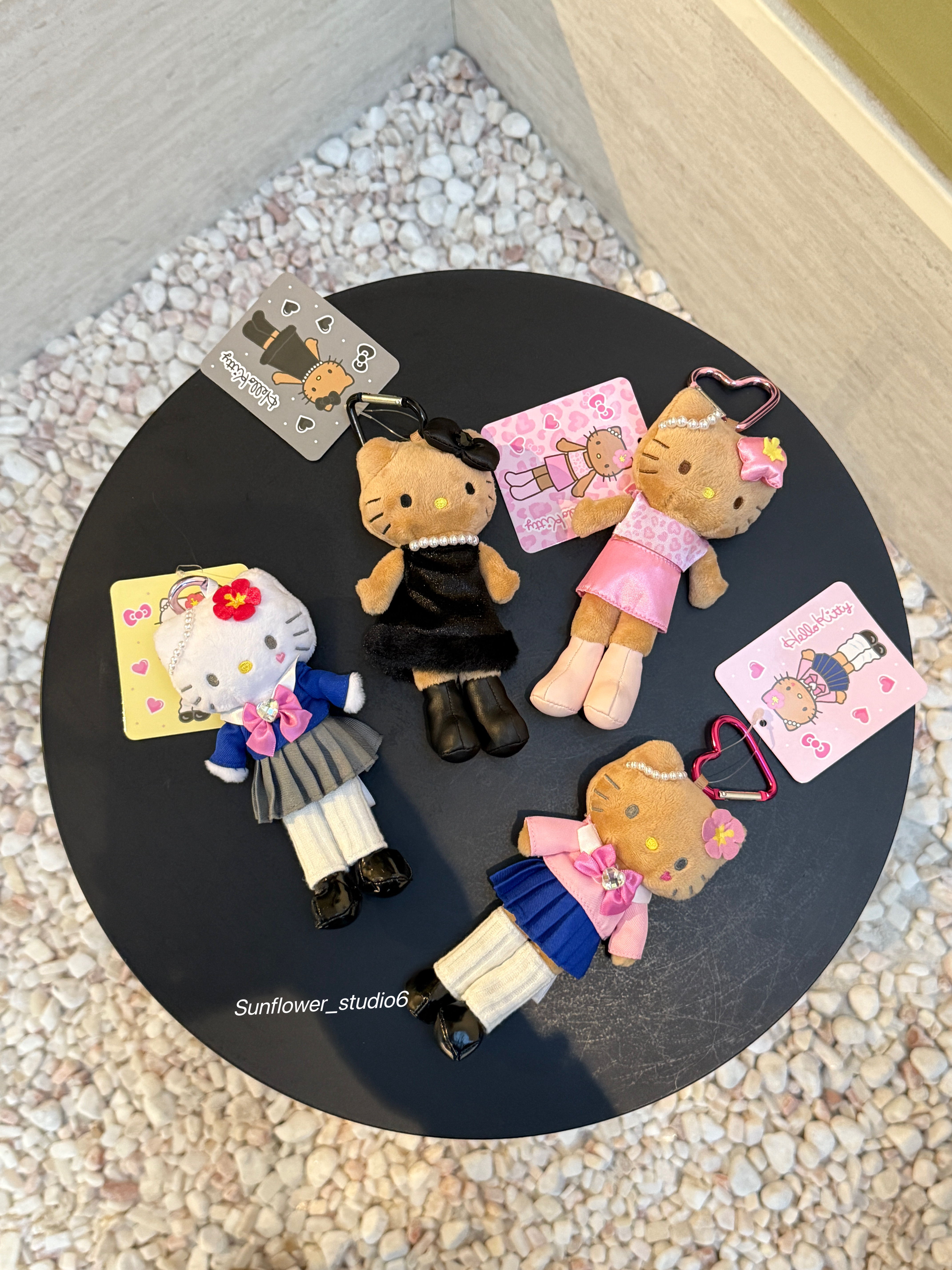 日本🇯🇵限定 SANRIO HELLO KITTY 長腿系列 毛絨鑰匙圈 吊飾 黑皮 珍珠 愛心釦 長裙 短裙 水手服 (任買兩件711免運)/現貨