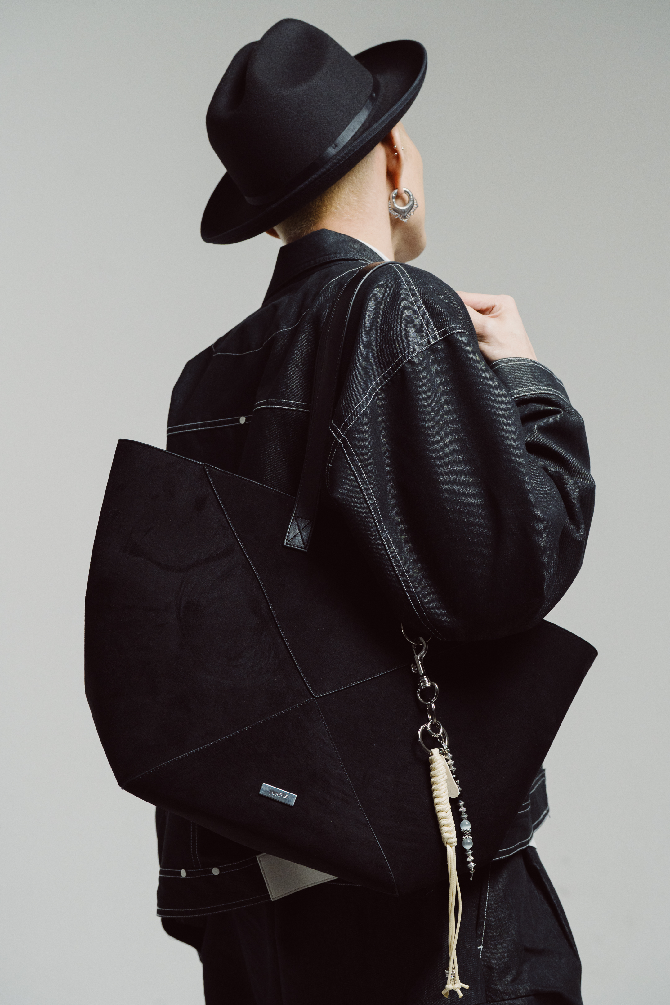 Fumble 反絨麖皮手挽袋