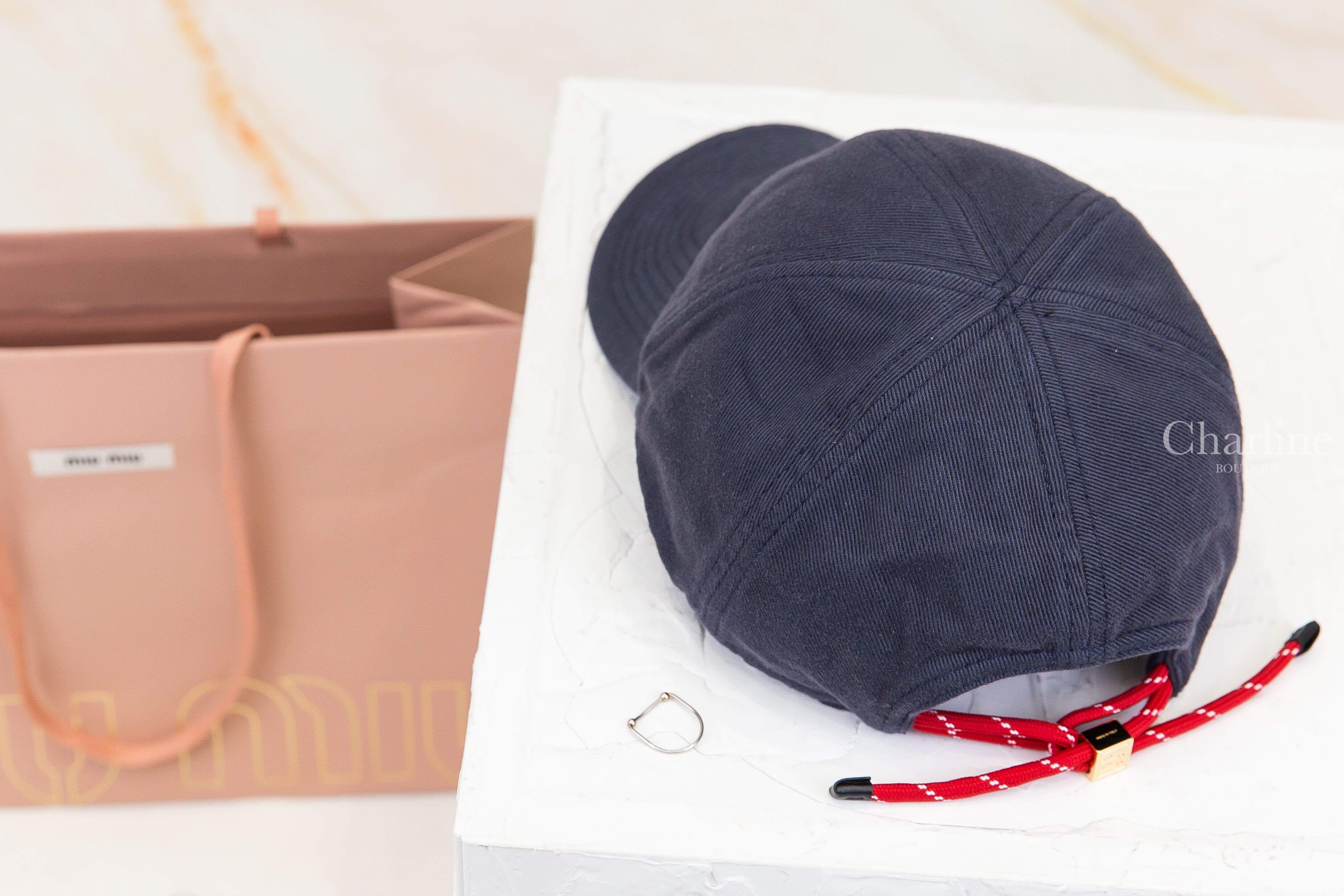 Miu Miu Denim Baseball Cap 深藍色刺繡白字後金屬方塊紅綁帶丹寧棒球帽-Charline Boutique 精品代購