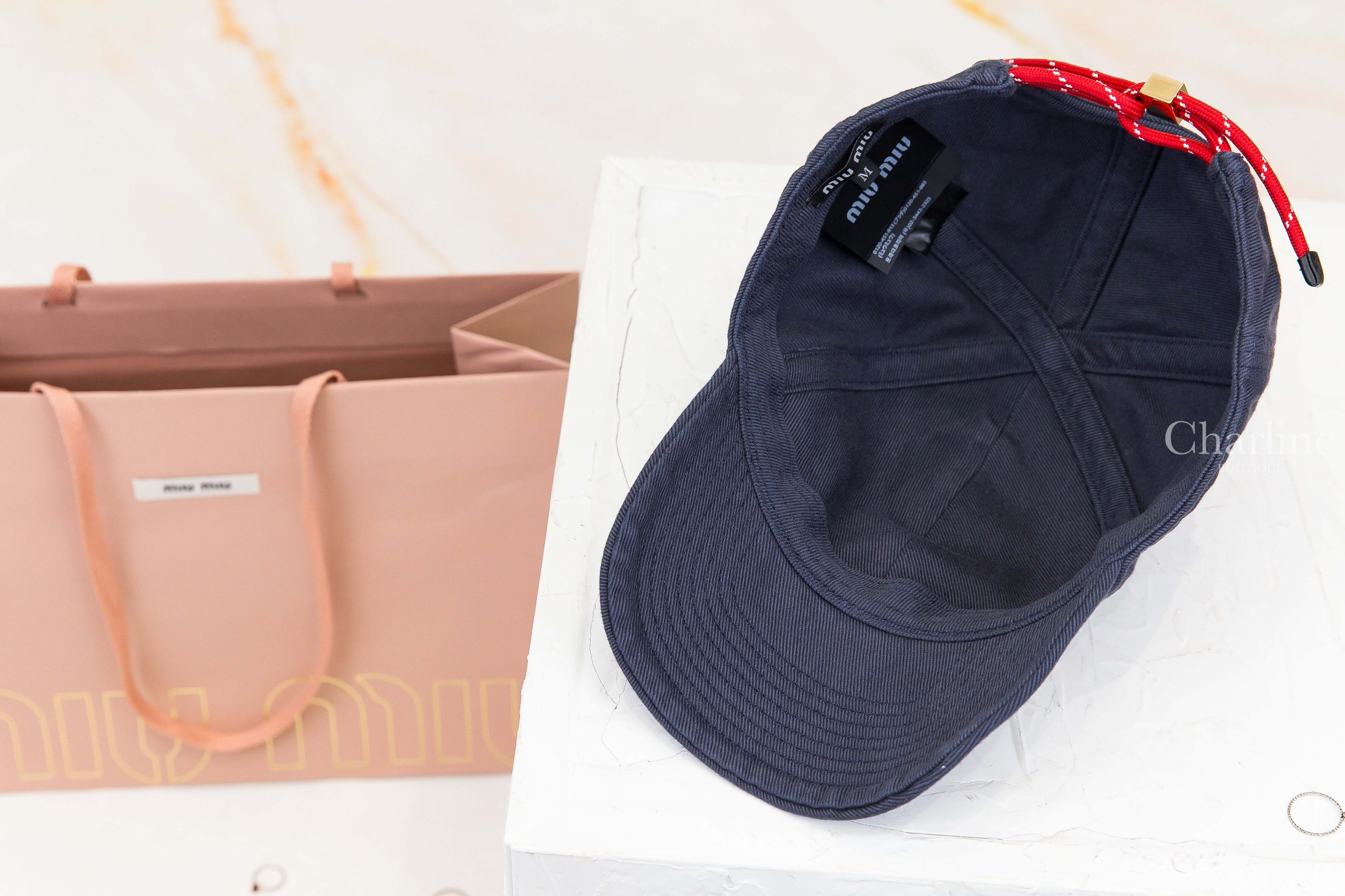 Miu Miu Denim Baseball Cap 深藍色刺繡白字後金屬方塊紅綁帶丹寧棒球帽-Charline Boutique 精品代購