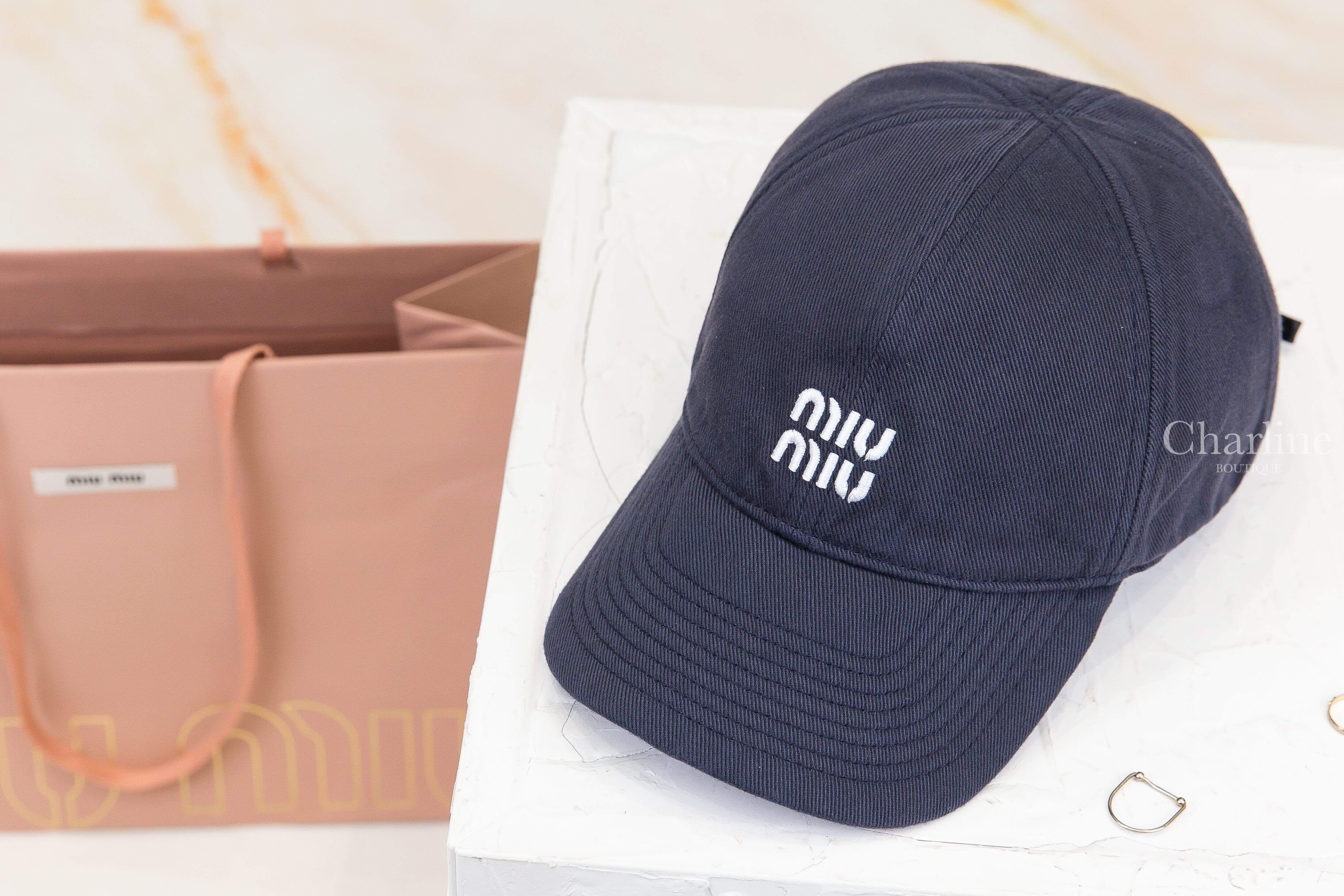Miu Miu Denim Baseball Cap 深藍色刺繡白字後金屬方塊紅綁帶丹寧棒球帽-Charline Boutique 精品代購