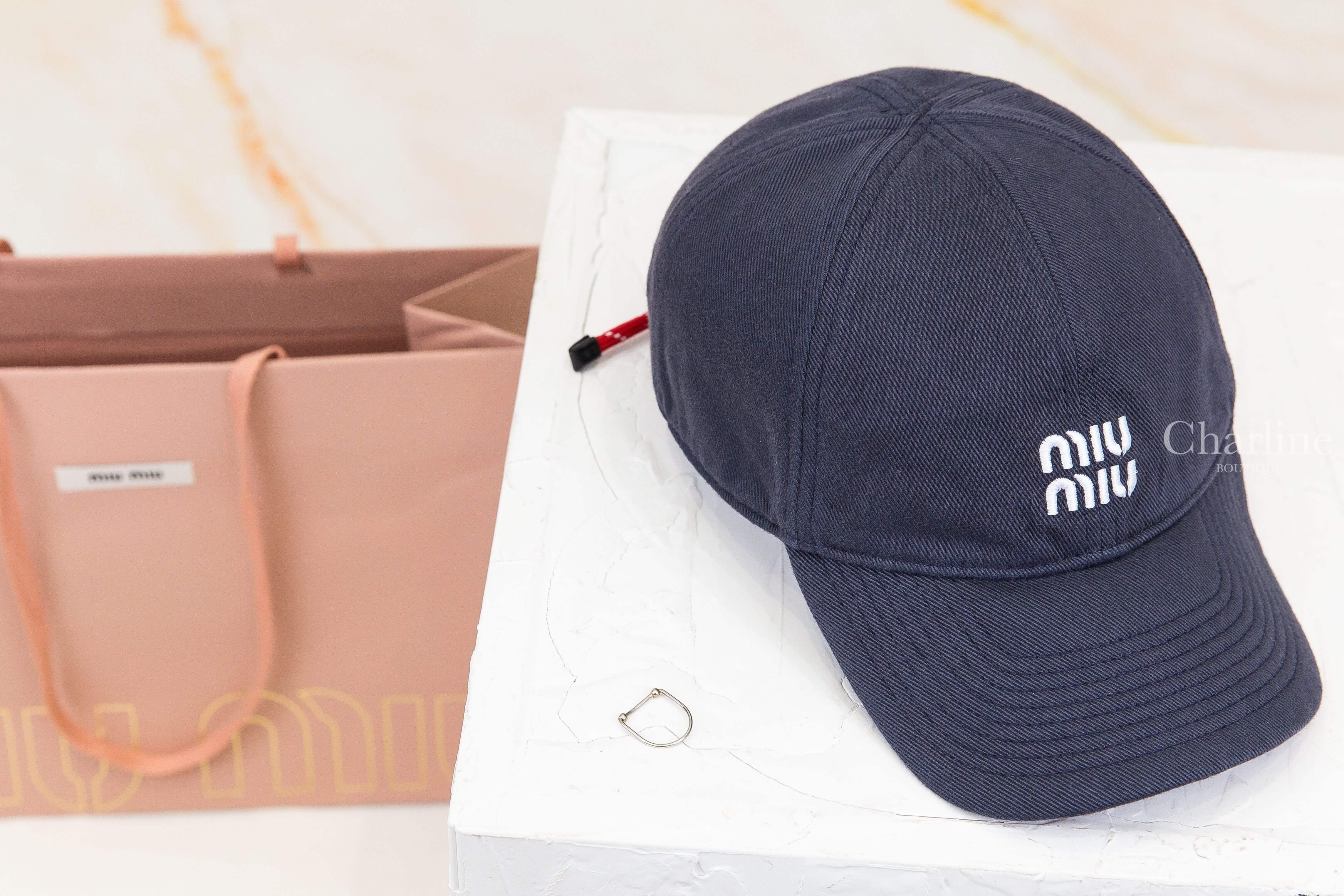 Miu Miu Denim Baseball Cap 深藍色刺繡白字後金屬方塊紅綁帶丹寧棒球帽-Charline Boutique 精品代購