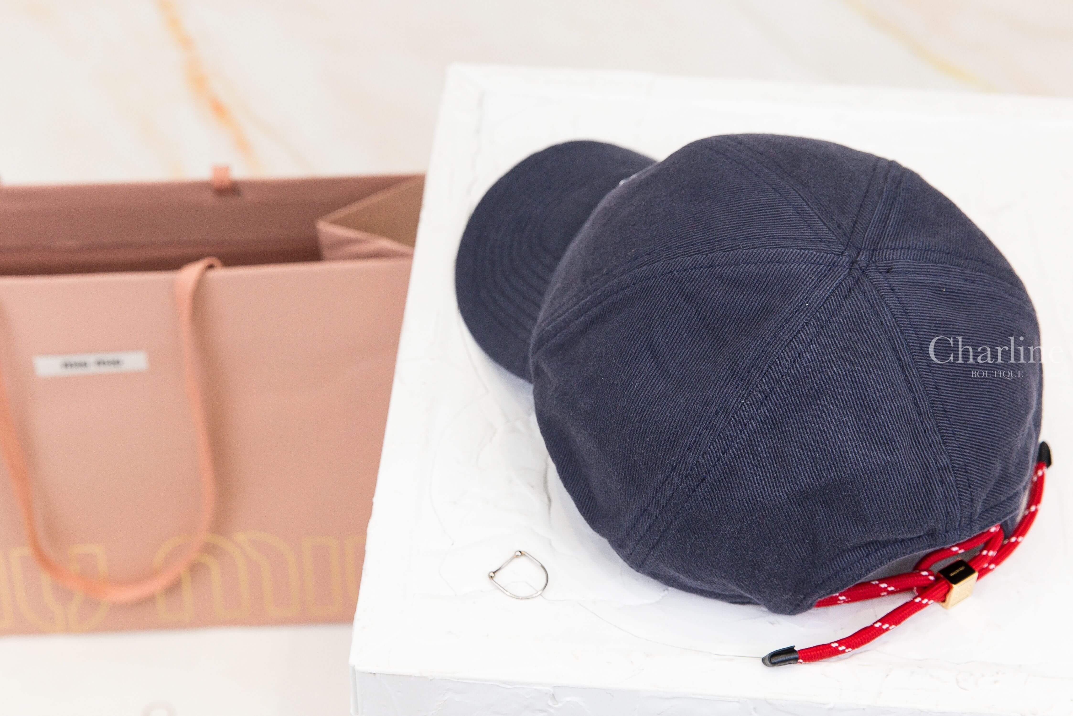 Miu Miu Denim Baseball Cap 深藍色刺繡白字後金屬方塊紅綁帶丹寧棒球帽-Charline Boutique 精品代購