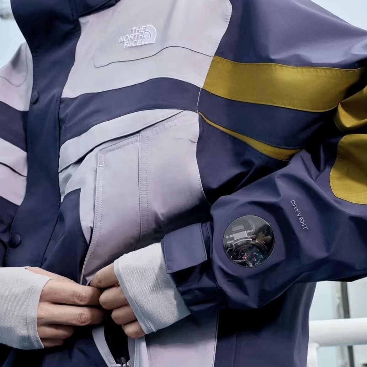 【代購】THE NORTH FACE Urban Exploration X-Frame 硬殼衝鋒衣｜FW25 寬鬆連帽 防水防風 戶外遠足外套（男款｜EIU 灰釉藍）