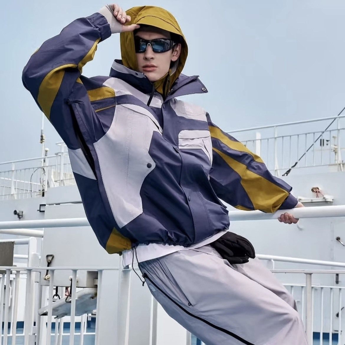 【代購】THE NORTH FACE Urban Exploration X-Frame 硬殼衝鋒衣｜FW25 寬鬆連帽 防水防風 戶外遠足外套（男款｜EIU 灰釉藍）