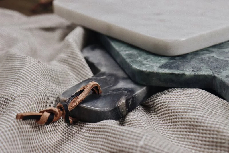 amabro-CUTTING BOARD 大理石服務板，石材特有的自然紋路，襯托餐點的視覺。