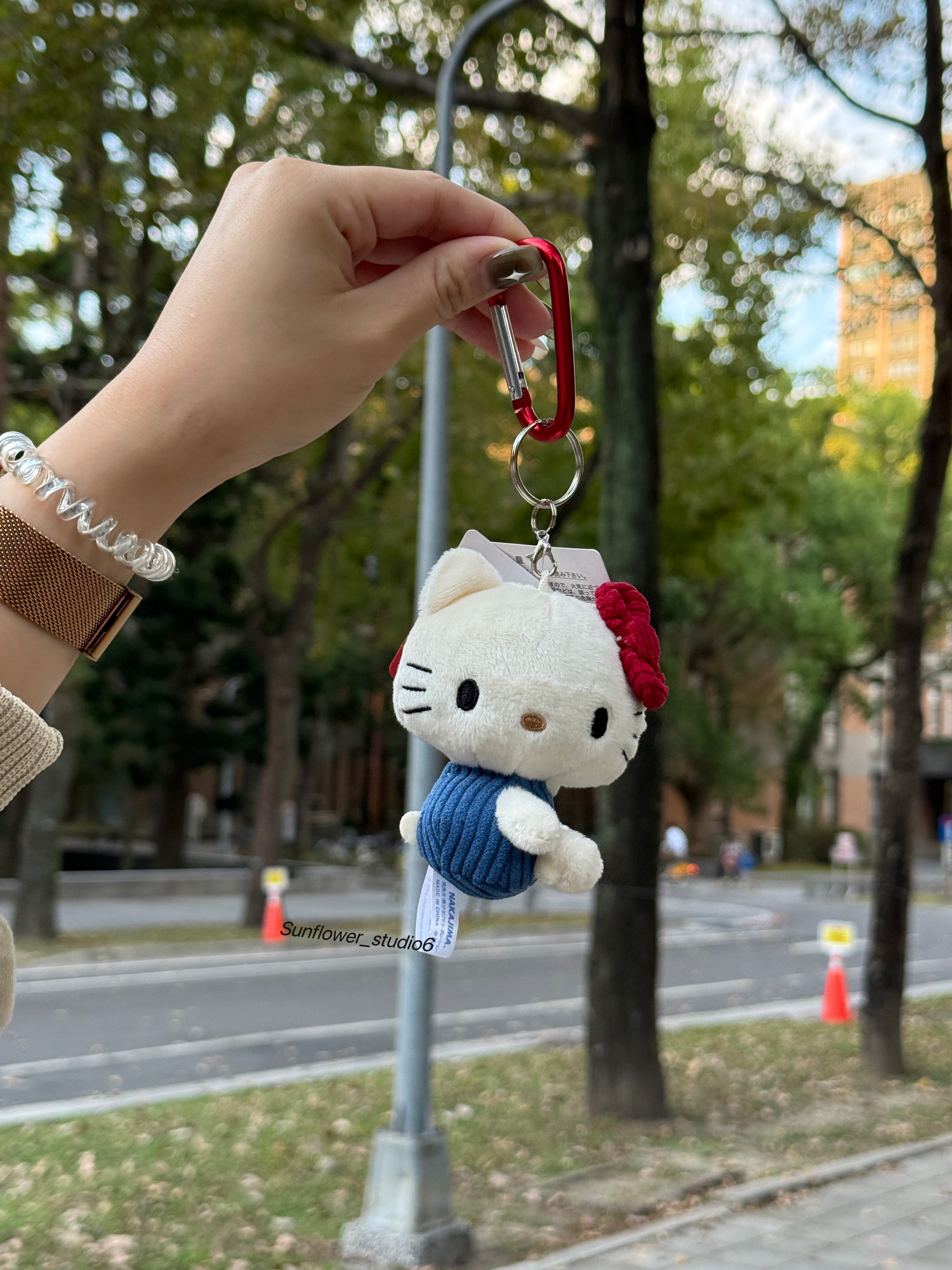 日本🇯🇵連線 Sanrio Hello Kitty 50週年 懷舊復古系列 燈芯絨 金屬釦 側坐 米白色/現貨