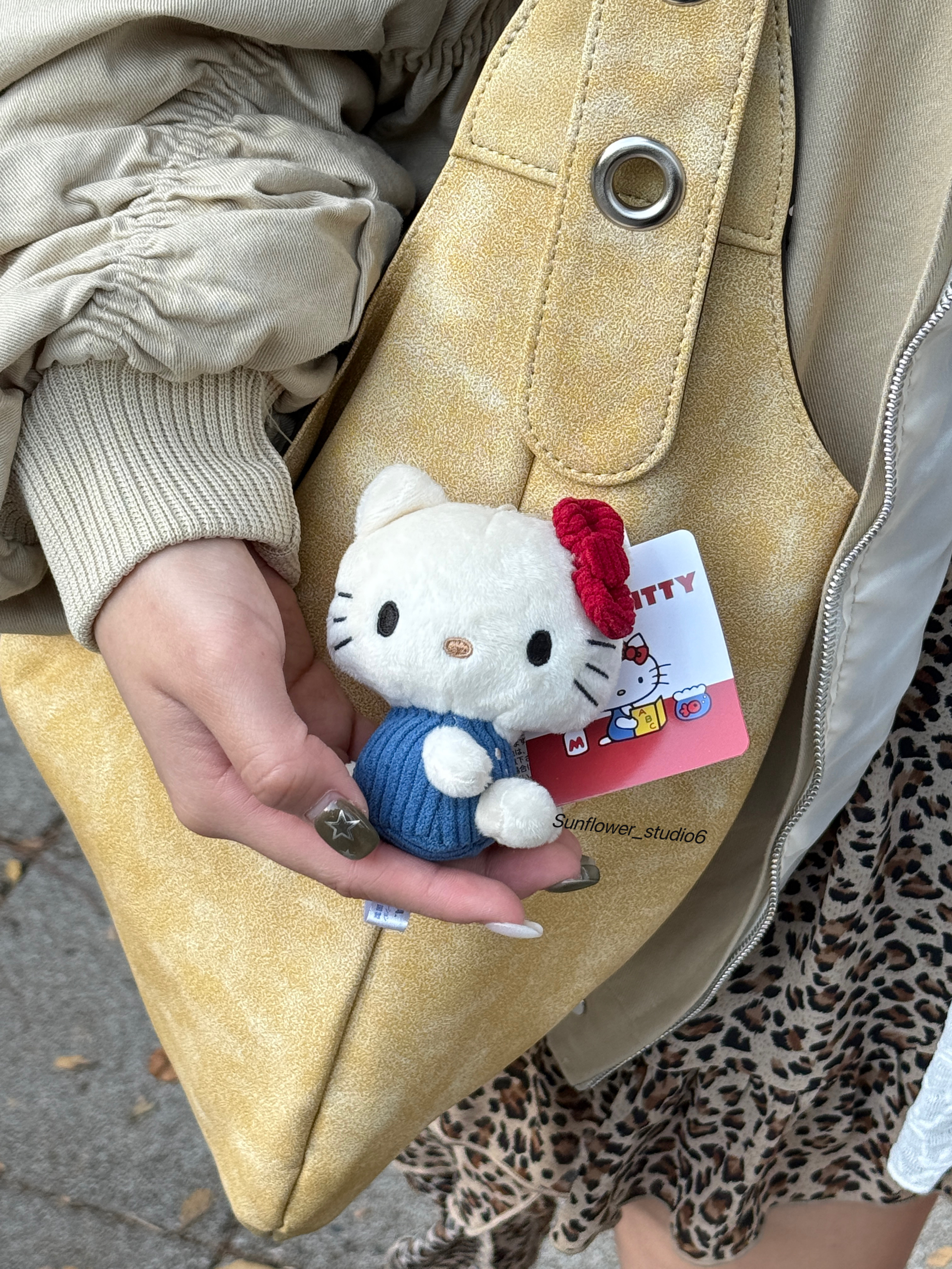 日本🇯🇵連線 Sanrio Hello Kitty 50週年 懷舊復古系列 燈芯絨 金屬釦 側坐 米白色/現貨