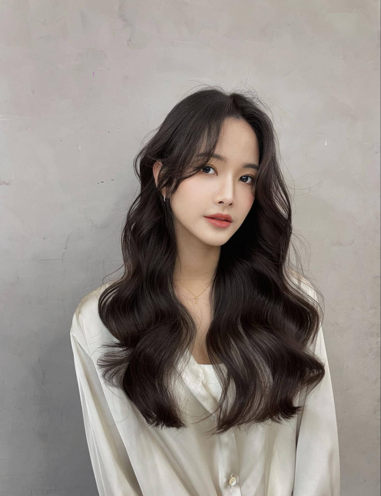 不用整理的燙髮女生髮型:水波紋長髮配八字瀏海