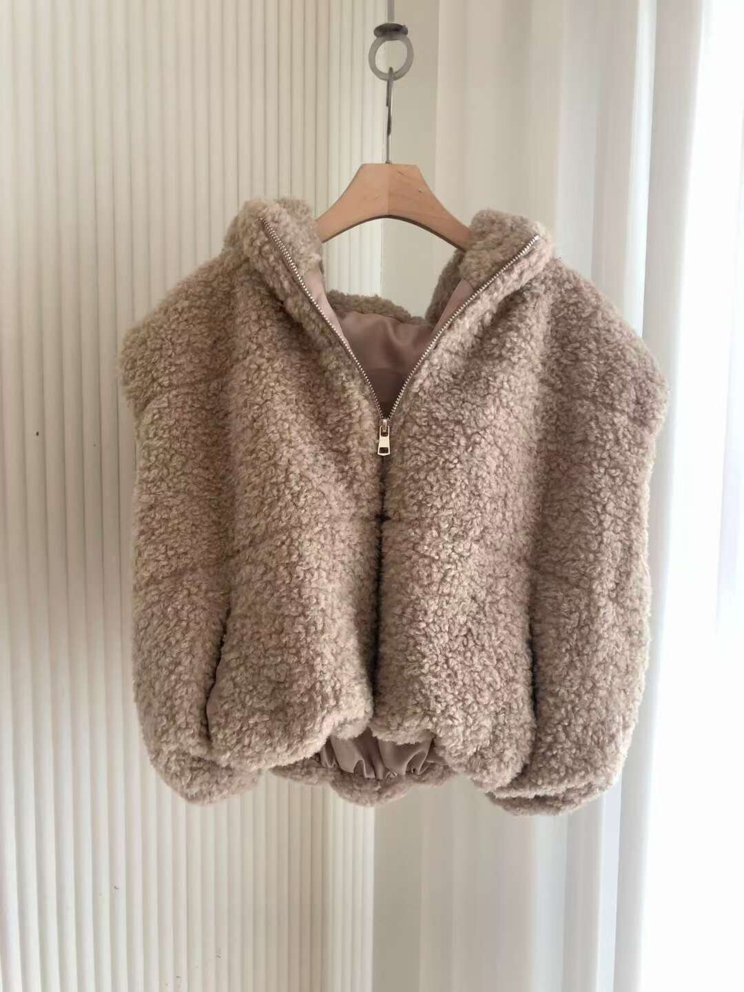 俏皮感QQ毛連帽造型拉鍊縮腰背心外套 / 3色