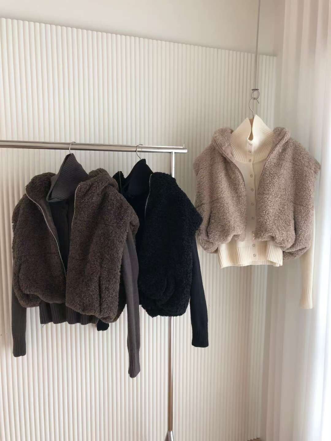 俏皮感QQ毛連帽造型拉鍊縮腰背心外套 / 3色