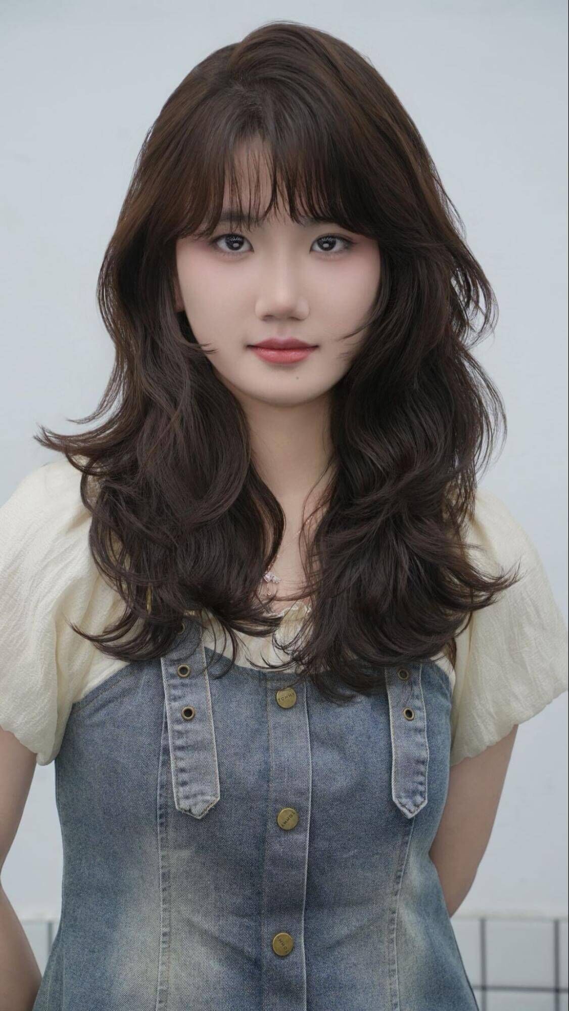 不用整理的燙髮女生髮型:法式慵懶燙配氧氣瀏海與外翹髮尾