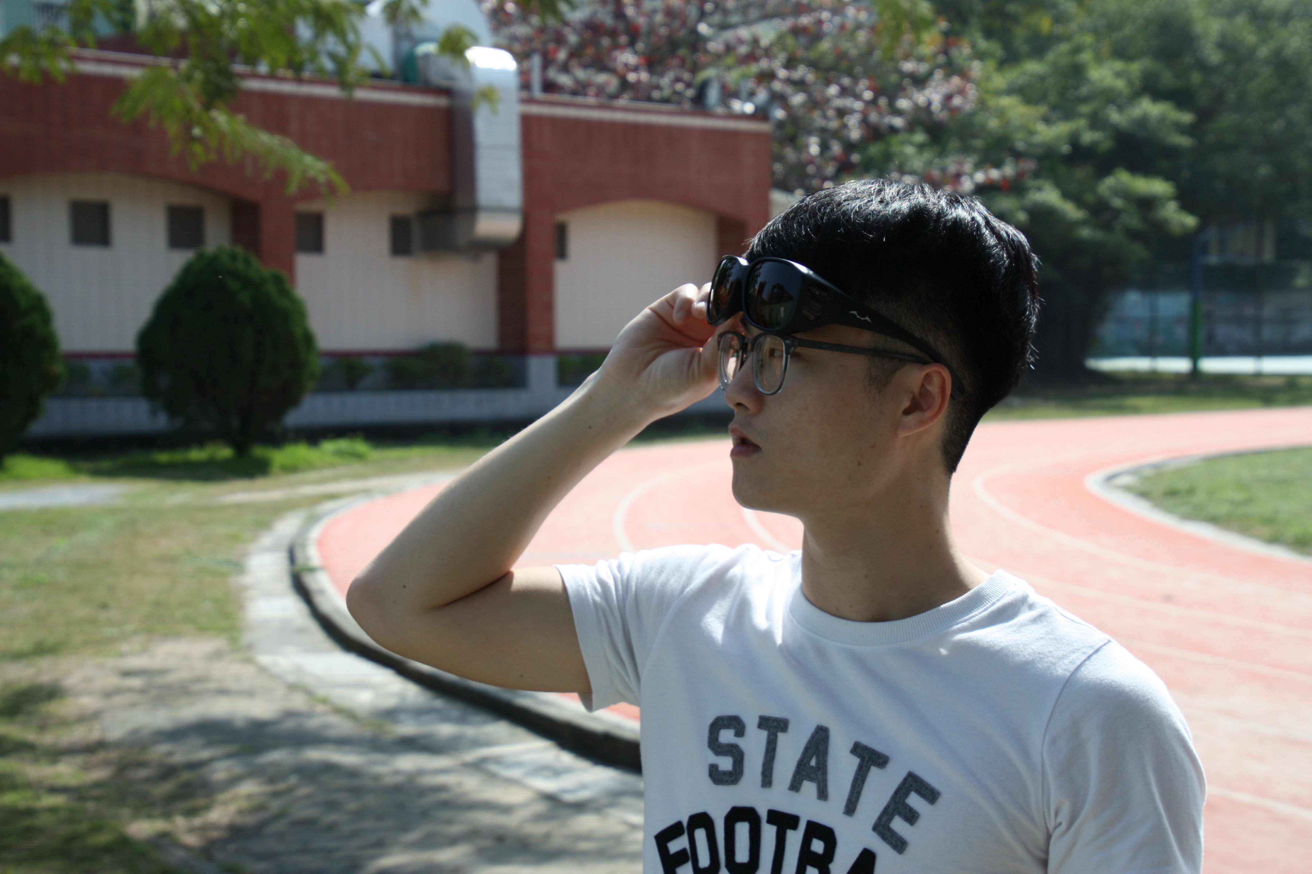 近視的模特兒配戴 MOLA 包覆式太陽套鏡3620Lblg