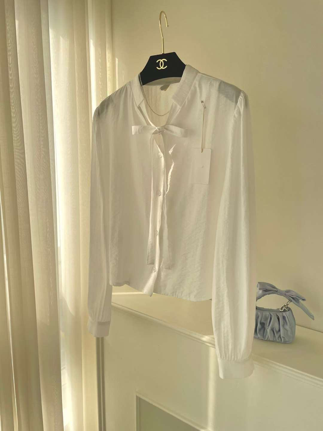 雲朵白綁帶領巾蝴蝶結造型排釦襯衫