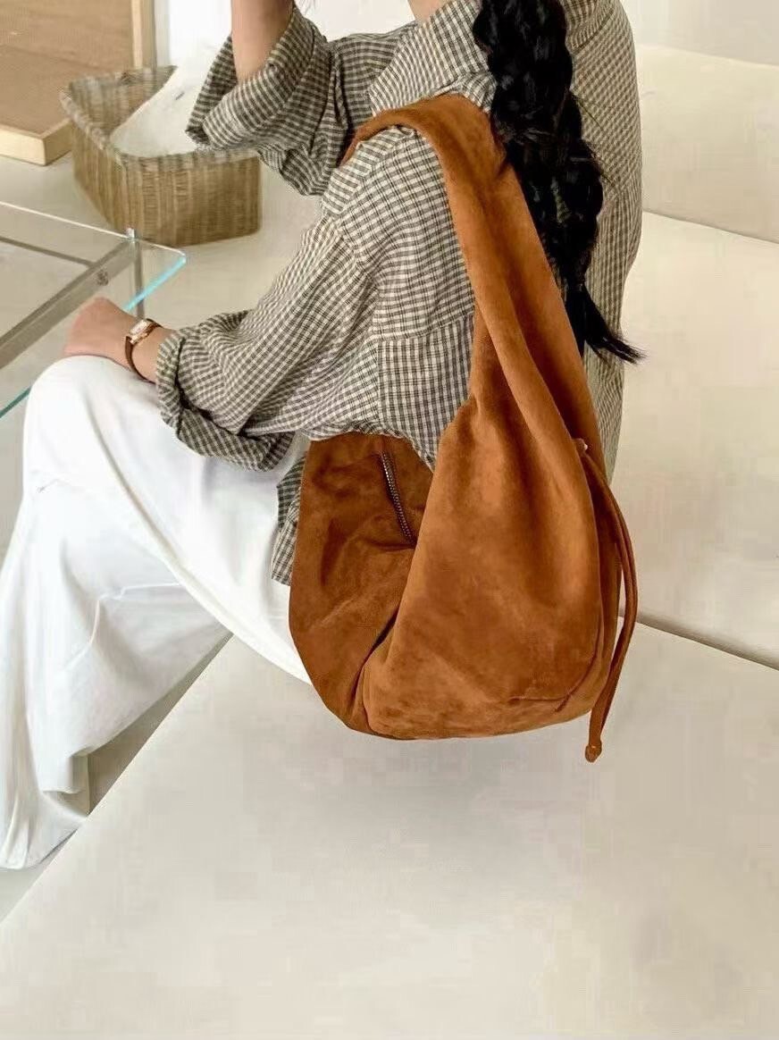 麂皮牛角造型肩背水餃包 / 3色