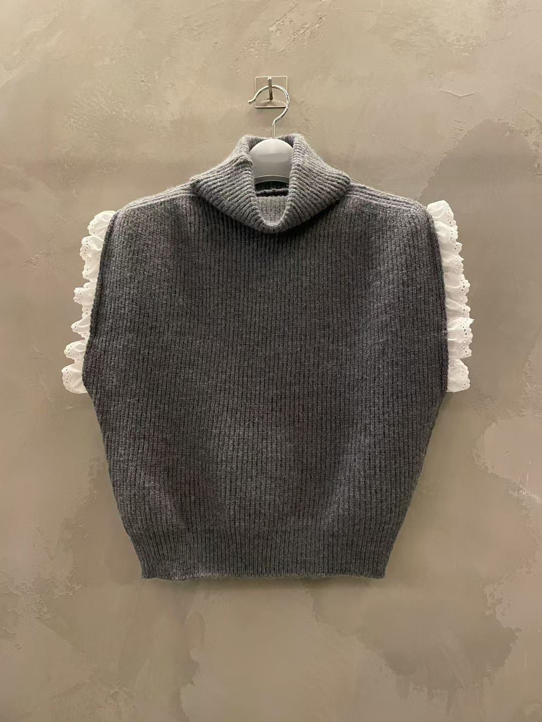 白色荷葉滾邊造型高領針織背心上衣 / 2色