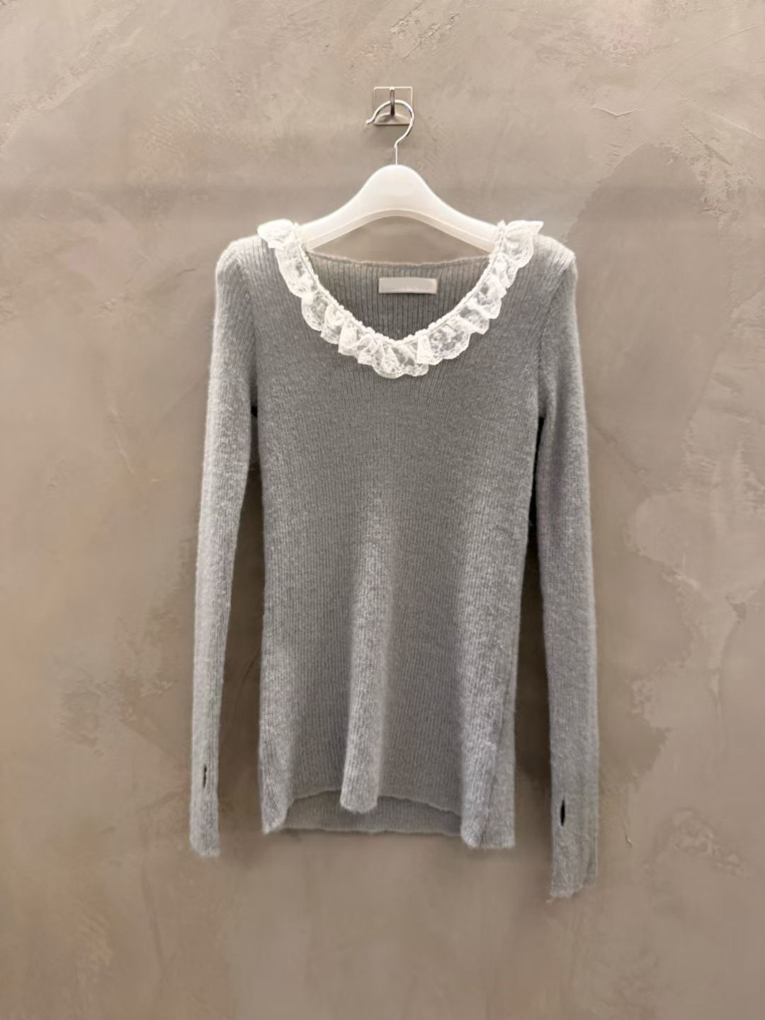 荷葉蕾絲滾邊V領合身螺紋上衣 / 3色