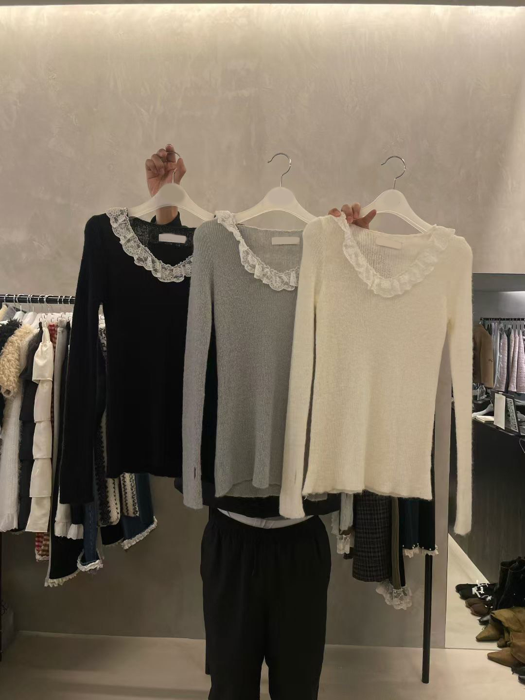 荷葉蕾絲滾邊V領合身螺紋上衣 / 3色