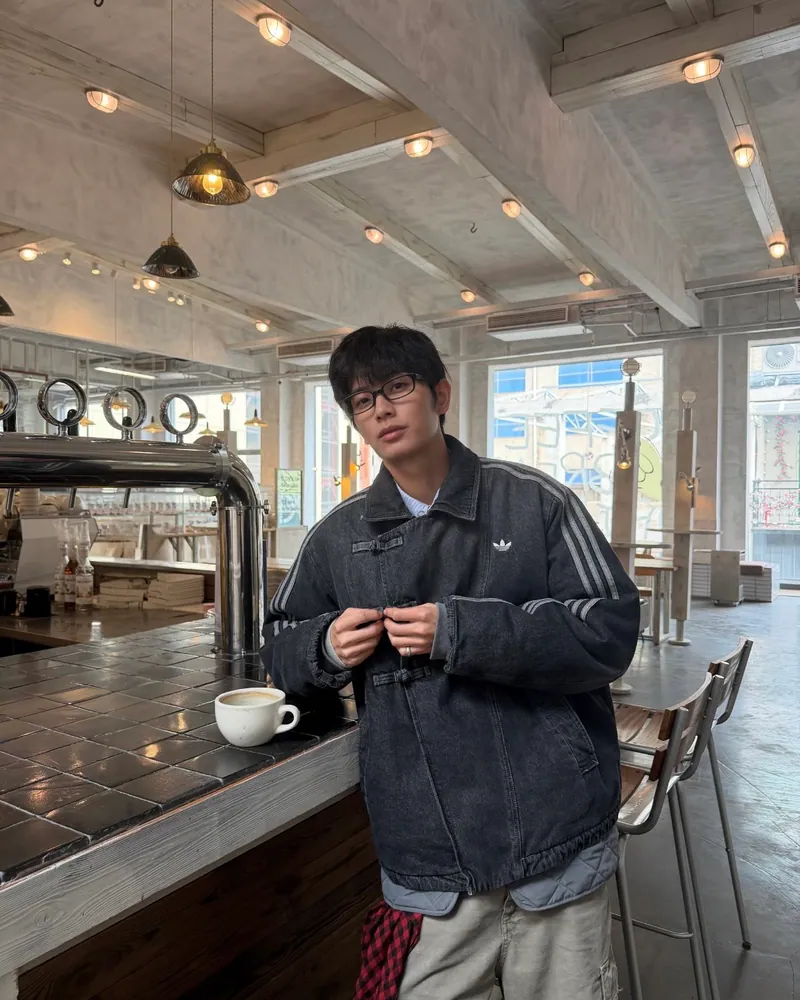 【預購】adidas originals 新中式盤扣鋪棉外套｜PAD JACKET 翻領拉鍊設計｜男女同款｜焦糖棕 KQ5135／水洗黑 KR5066