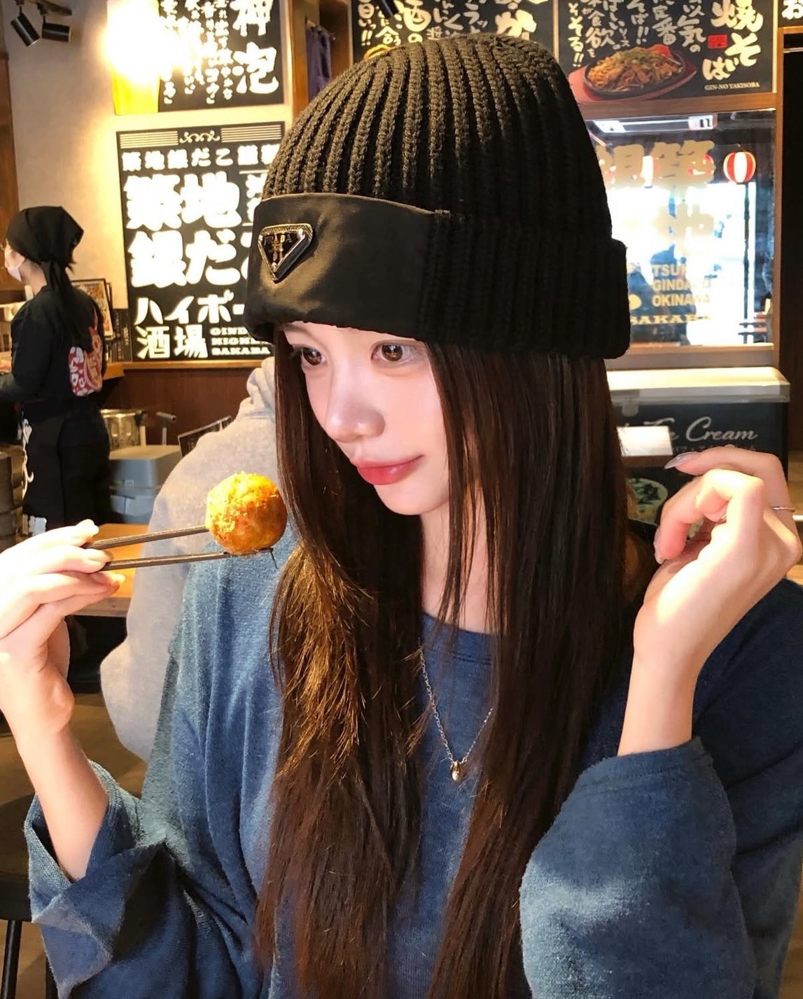 【代購】𝐏𝐑𝐀𝐃𝐀 經典金屬三角標羊毛針織毛帽｜黑色 羊毛絨線帽 精品配件