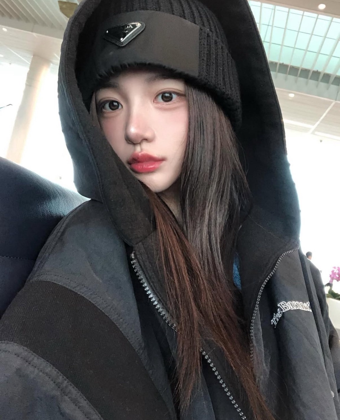 【代購】𝐏𝐑𝐀𝐃𝐀 經典金屬三角標羊毛針織毛帽｜黑色 羊毛絨線帽 精品配件