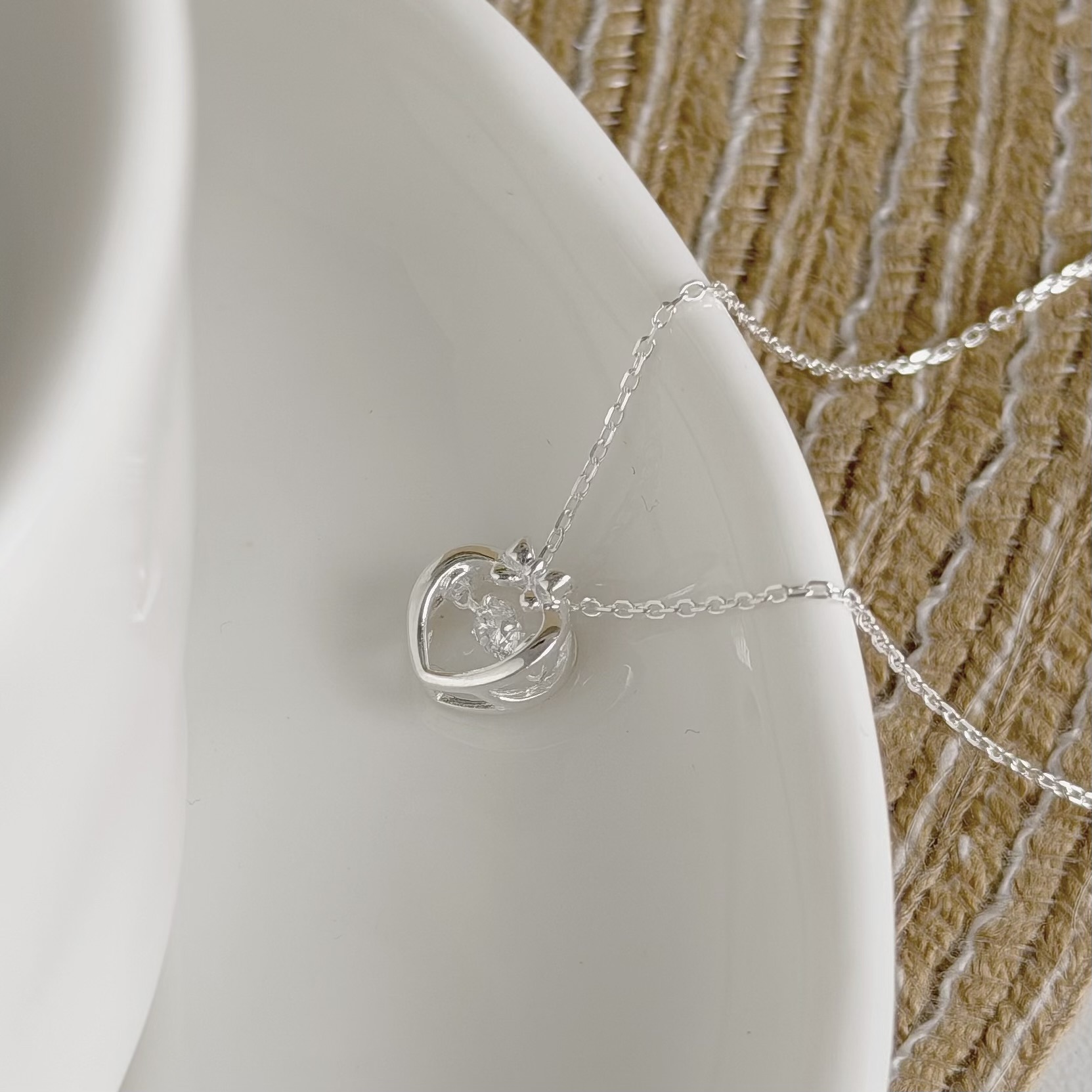 K37氛圍．愛心蝴蝶結靈動純銀鎖骨鏈