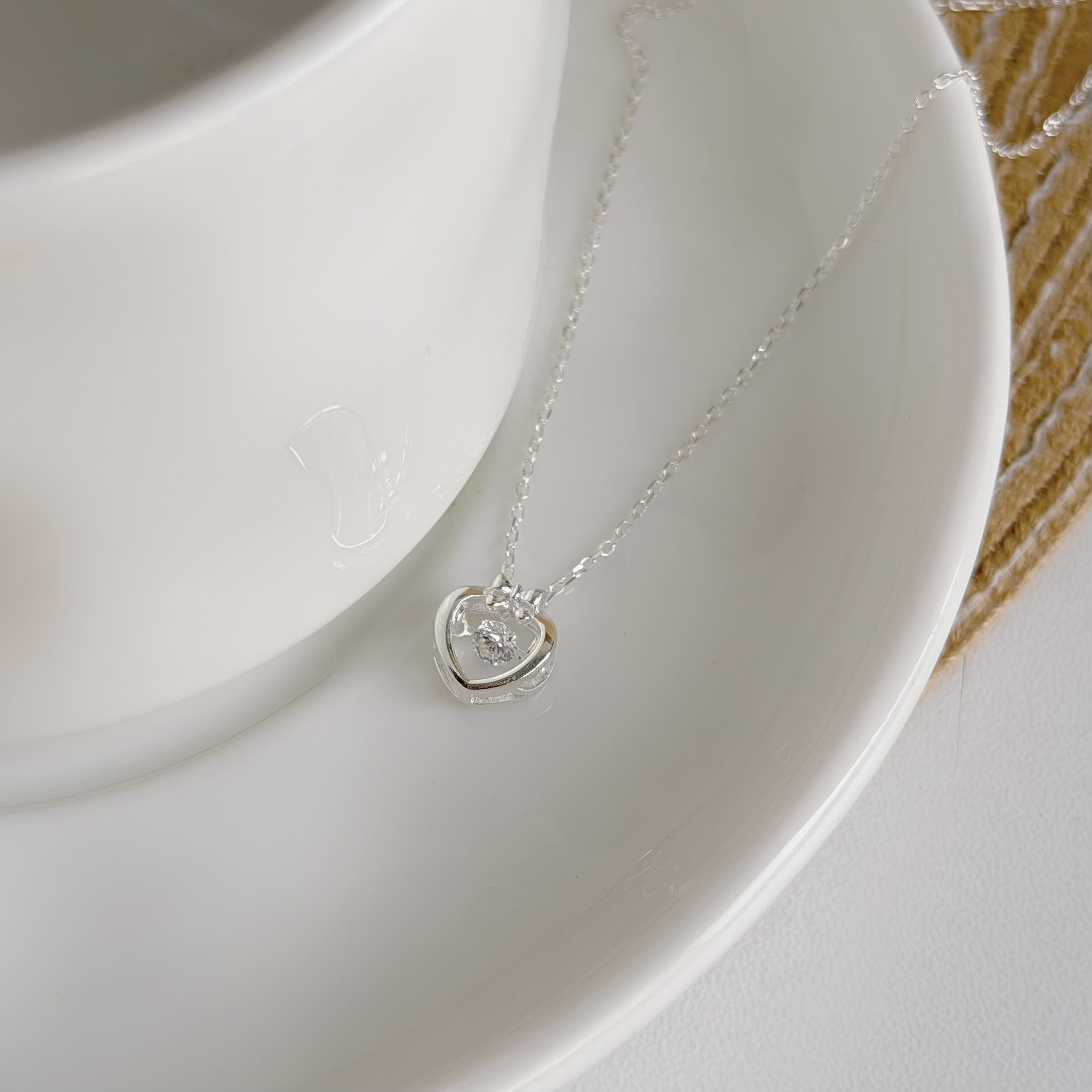 K37氛圍．愛心蝴蝶結靈動純銀鎖骨鏈