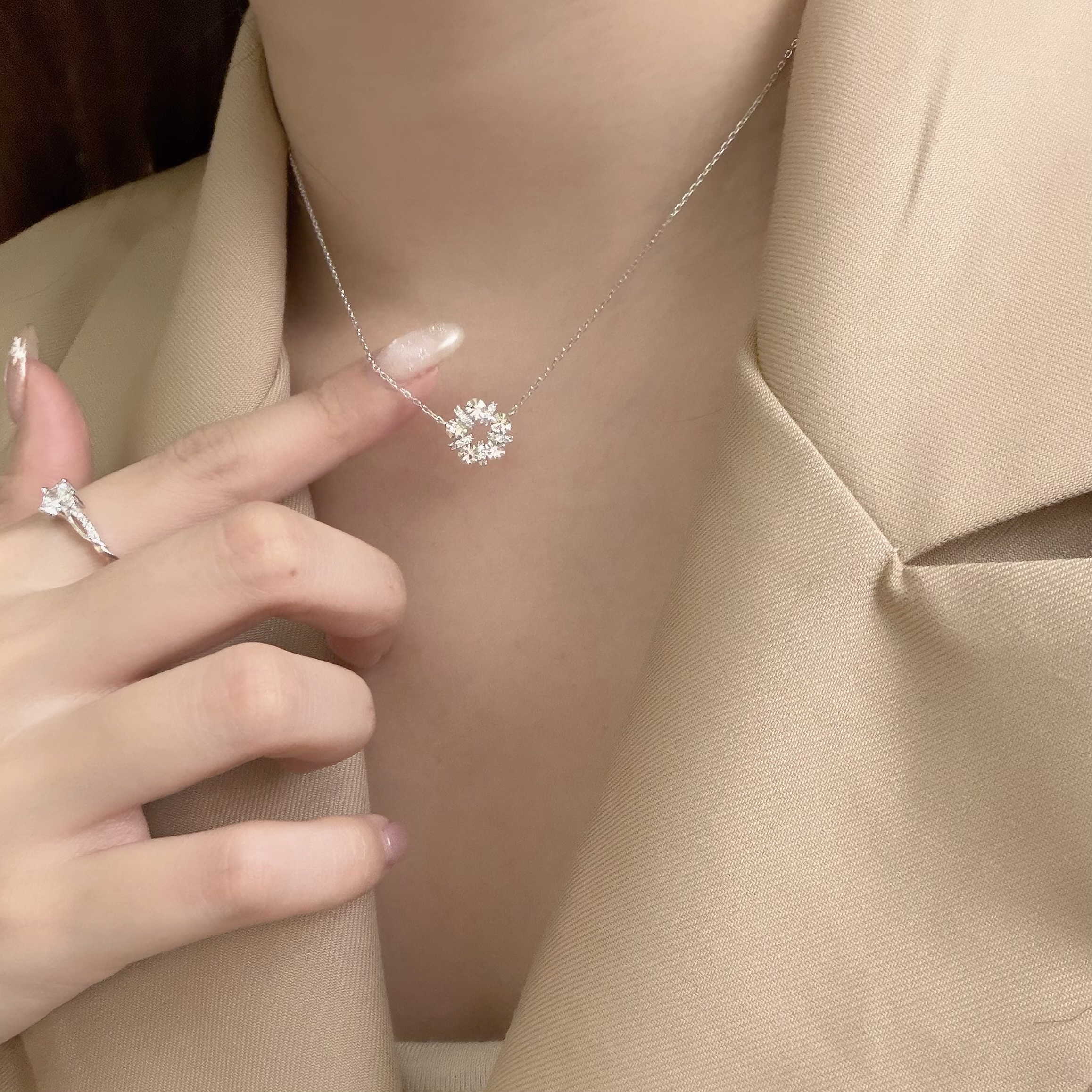 Y270【輕奢】圓形滿鑽花朵鎖骨鏈