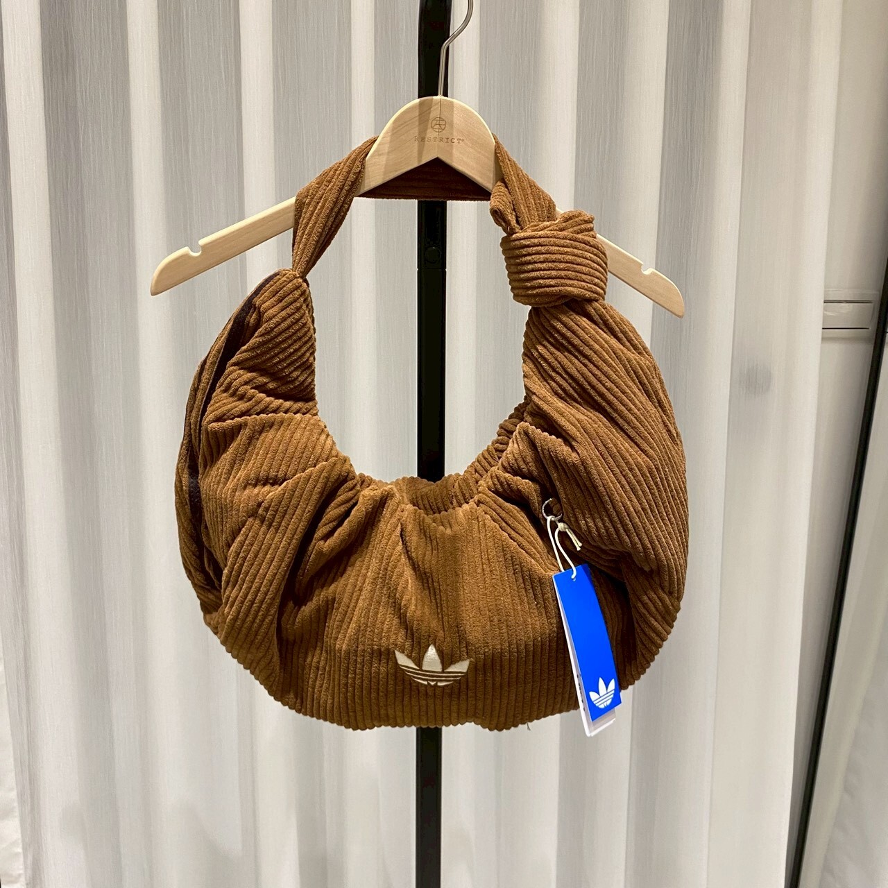 Adidas Originals 燈芯絨餃子包 KT0810