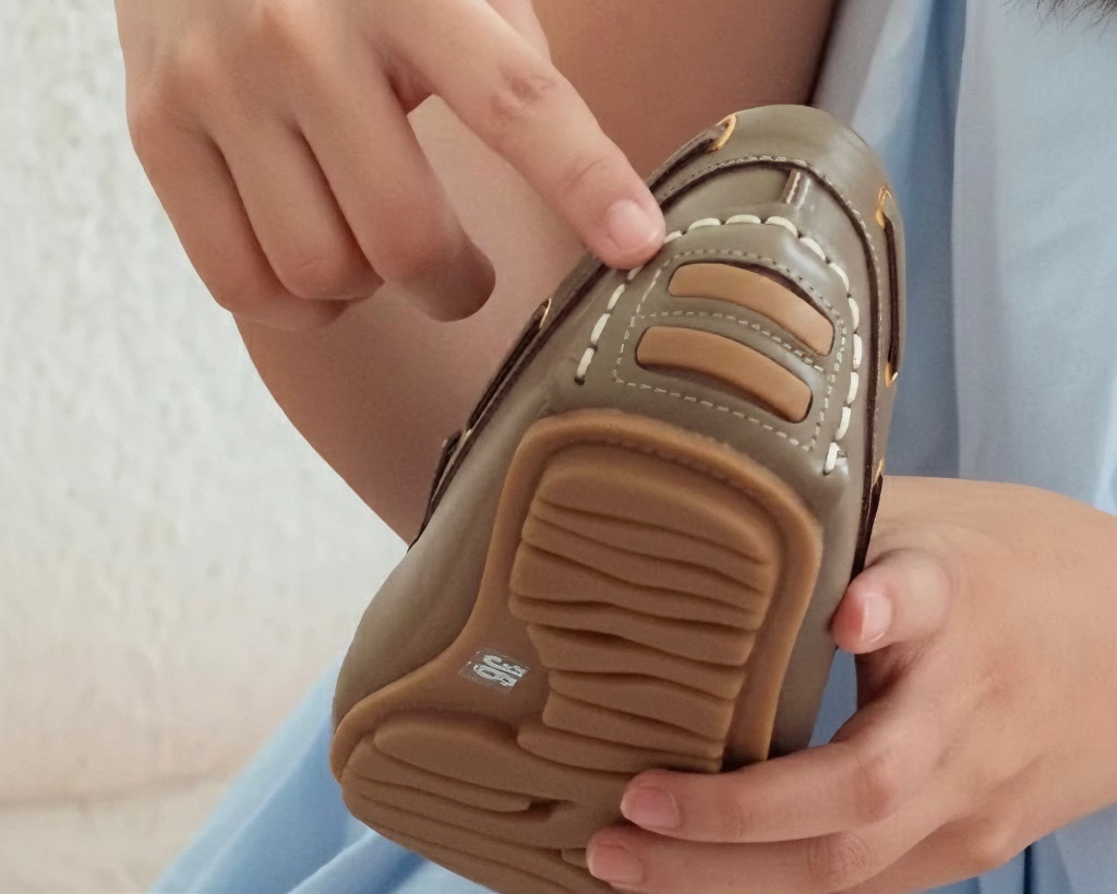 解析 Sanly Joy 莫卡辛鞋的獨家捲跟設計，橡膠底延伸包覆腳後跟，能有效防止開車時摩擦腳踏墊造成的皮革磨損，同時提供圓潤支點讓油門煞車切換更靈活，是兼具保護與功能的真皮女鞋。