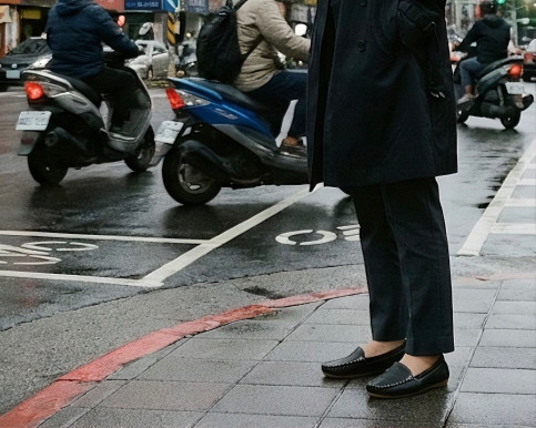 Sanly Joy豆豆鞋 黑色使用情境。