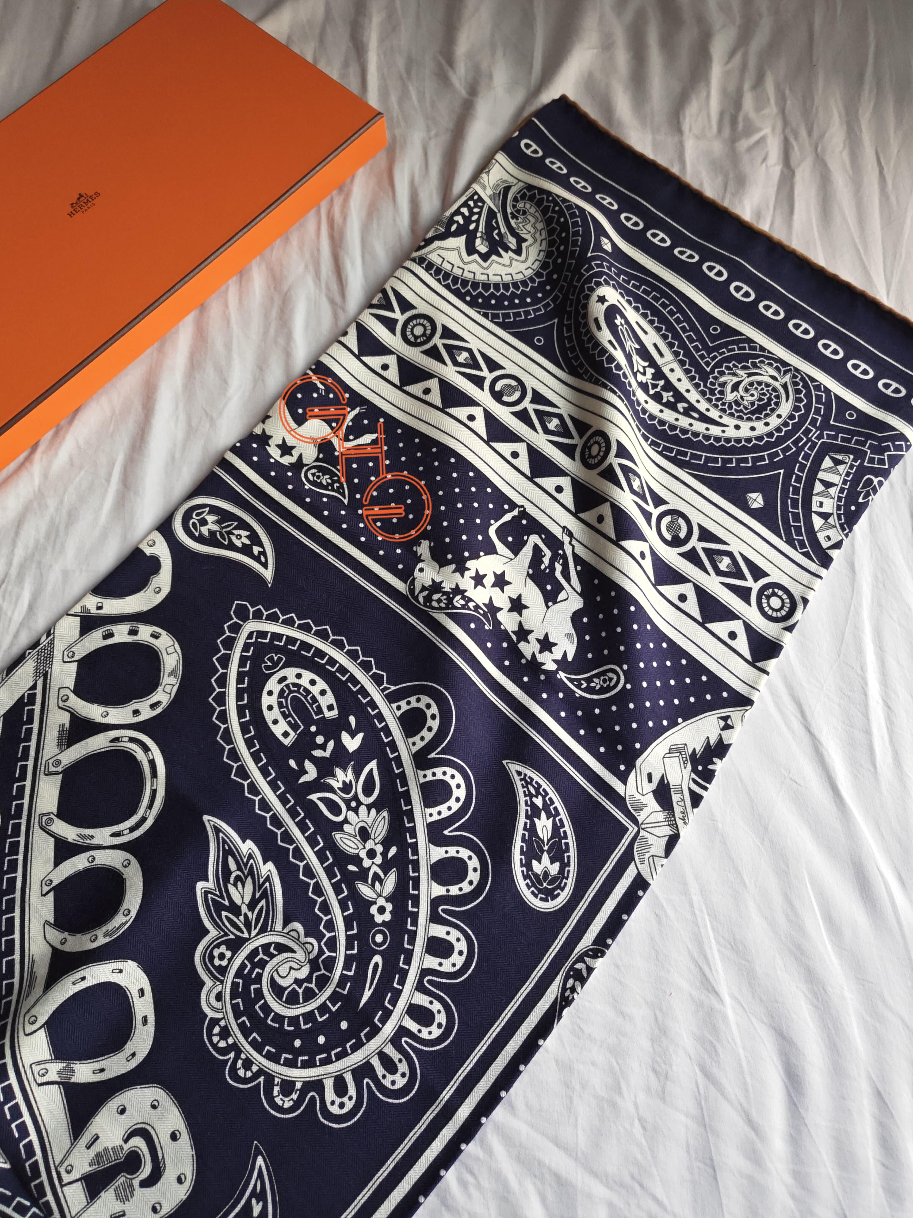 新品未使用 Hermès エルメス Cheval de Coeur Bandana shawl 140 シュヴァル ドゥ クール バンダナ ショール 140 カシミア70%、シルク30% ブルーマリン / ブラン / ノワゼット Marine/White/Noisette Cheval de Coeur Bandana shawl 140 - Beige | Hermès Canada