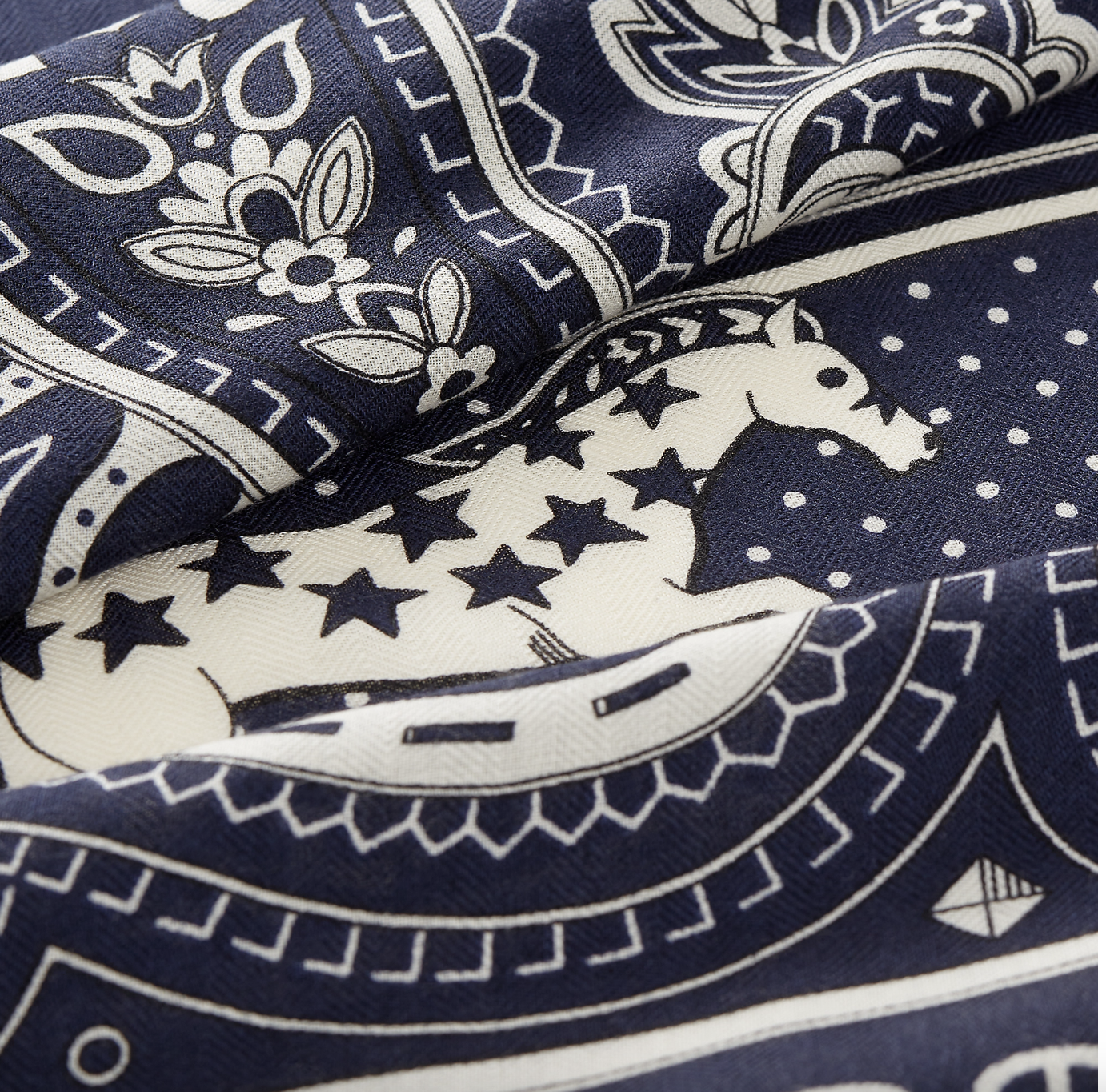 新品未使用 Hermès エルメス Cheval de Coeur Bandana shawl 140 シュヴァル ドゥ クール バンダナ ショール 140 カシミア70%、シルク30% ブルーマリン / ブラン / ノワゼット Marine/White/Noisette HERMES ショール Cheval de Coeur Bandana shawl 140 直営店包装