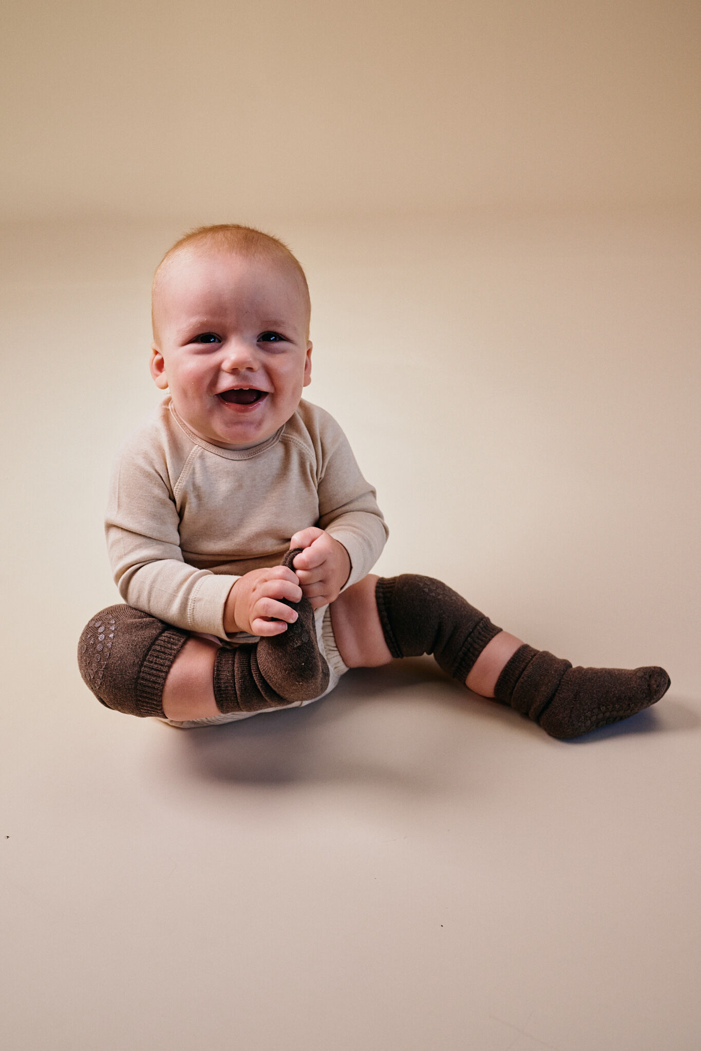 丹麥GoBabyGo 毛圈棉爬行護膝 - Chocolate