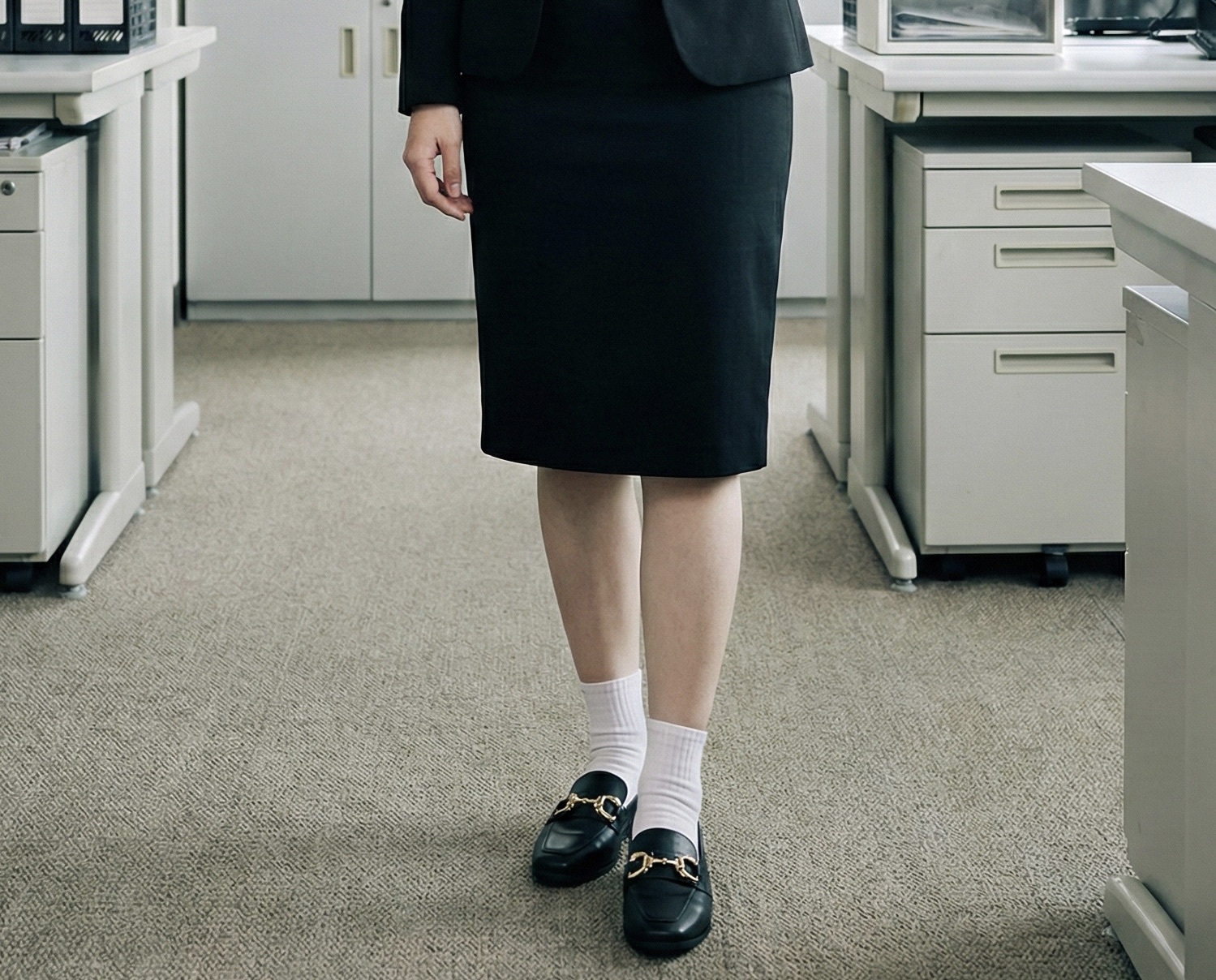 Sanly Joy 職場穿搭教學，對比面試穿樂福鞋的專業感，教妳避開露趾涼鞋等選鞋禁忌，推薦適合社會新鮮人與業務拜訪客戶的得體鞋款，建立良好第一印象。