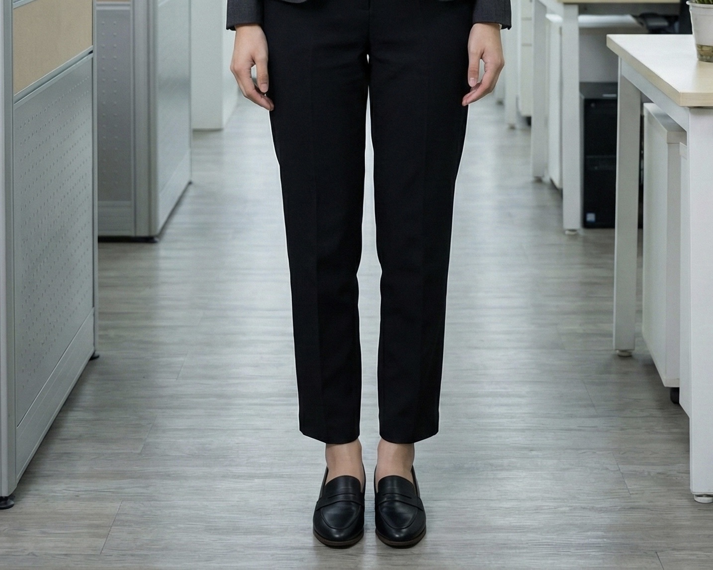 推薦 Sanly Joy 經典真皮樂福鞋作為面試戰鞋，搭配西裝褲展現 Smart Casual 微正式風格，獨家防磨腳後跟設計讓業務久走也不累，是新鮮人展現專業俐落感的首選女鞋。