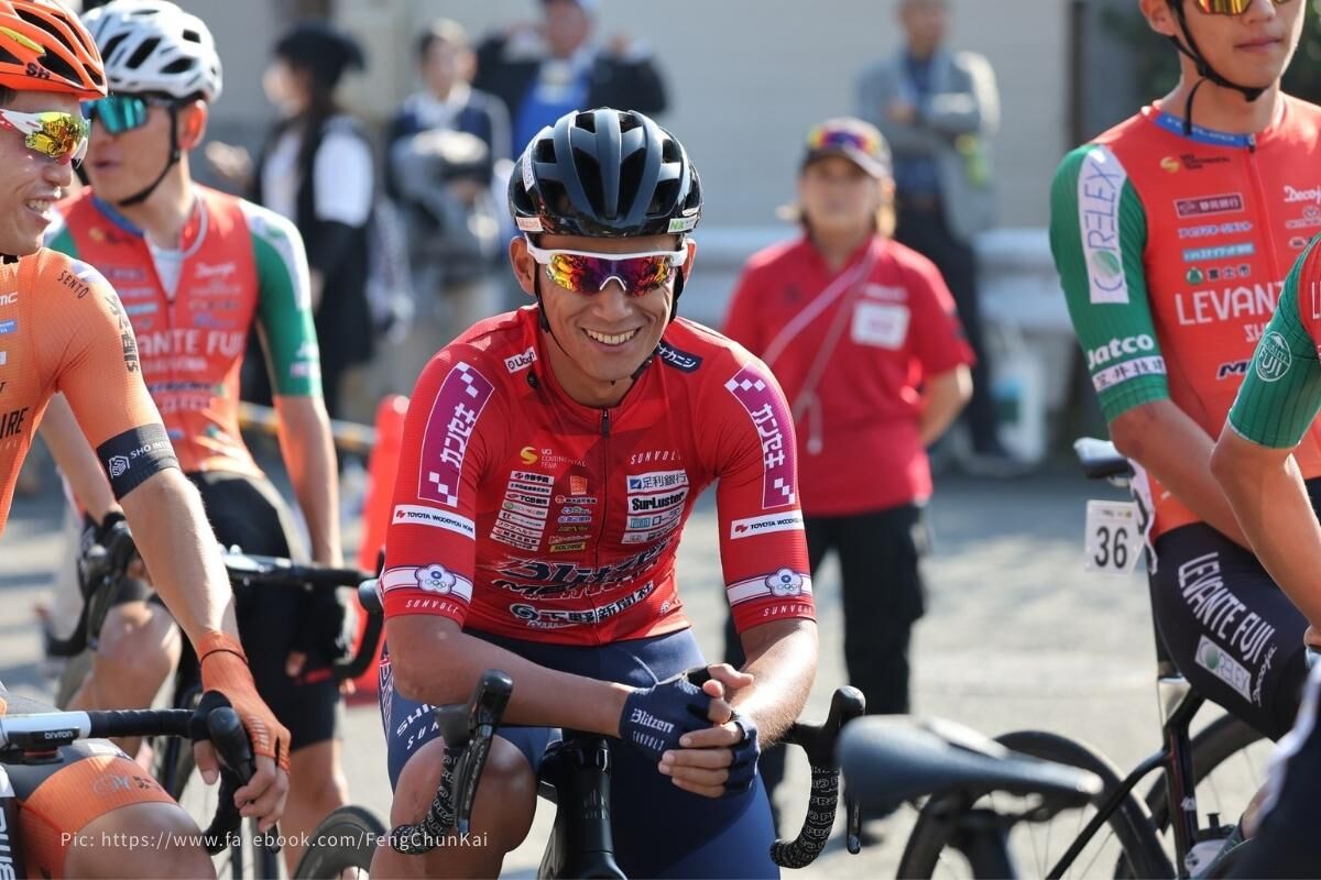 馮俊凱在比賽現場與主集團互動,作為台灣少數踏進 WorldTour 舞台的職業公路車選手代表