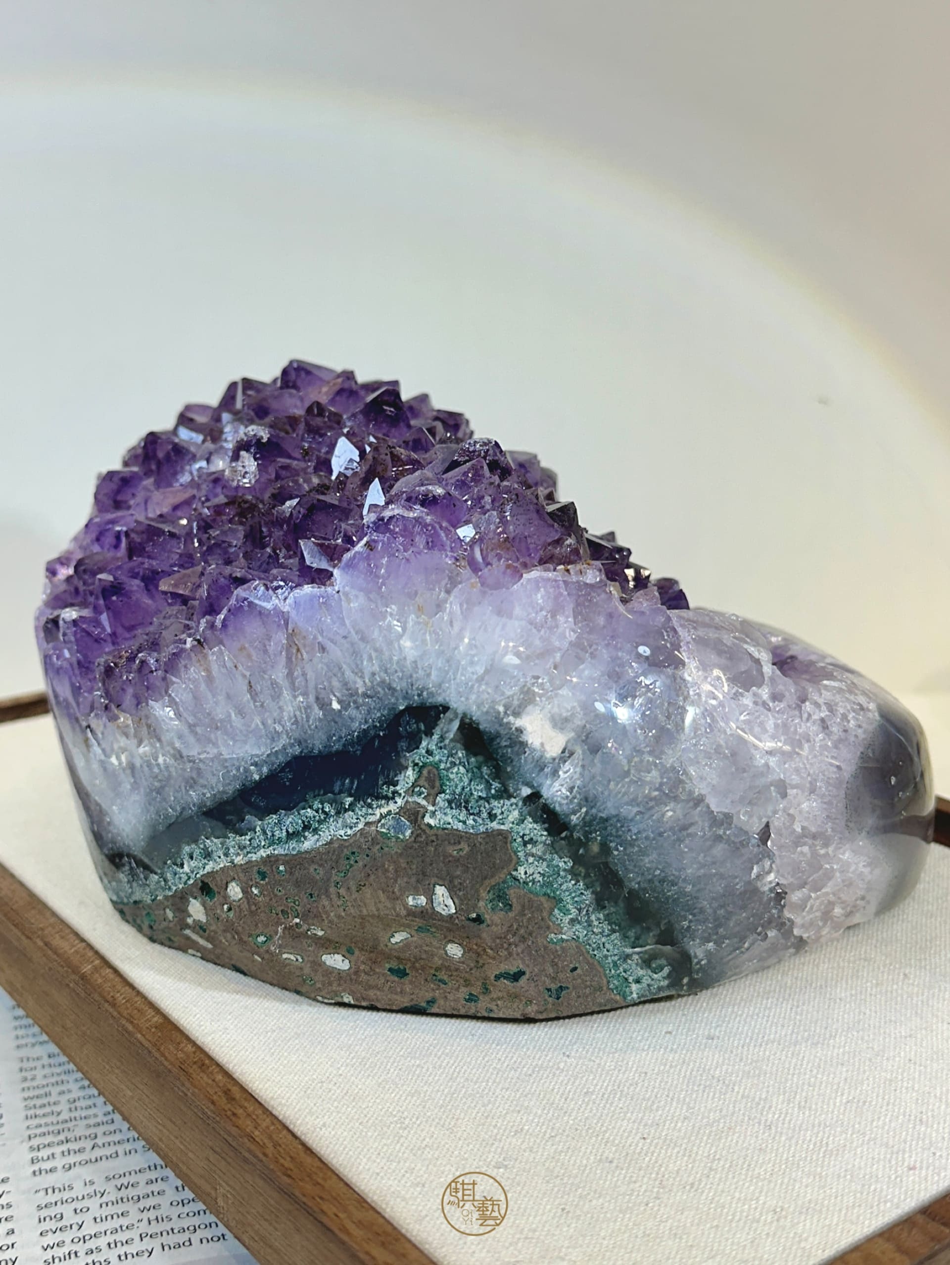 頂級紫鈦方解消磁盤6000｜紫晶鎮共生・強效淨化・高能量晶洞