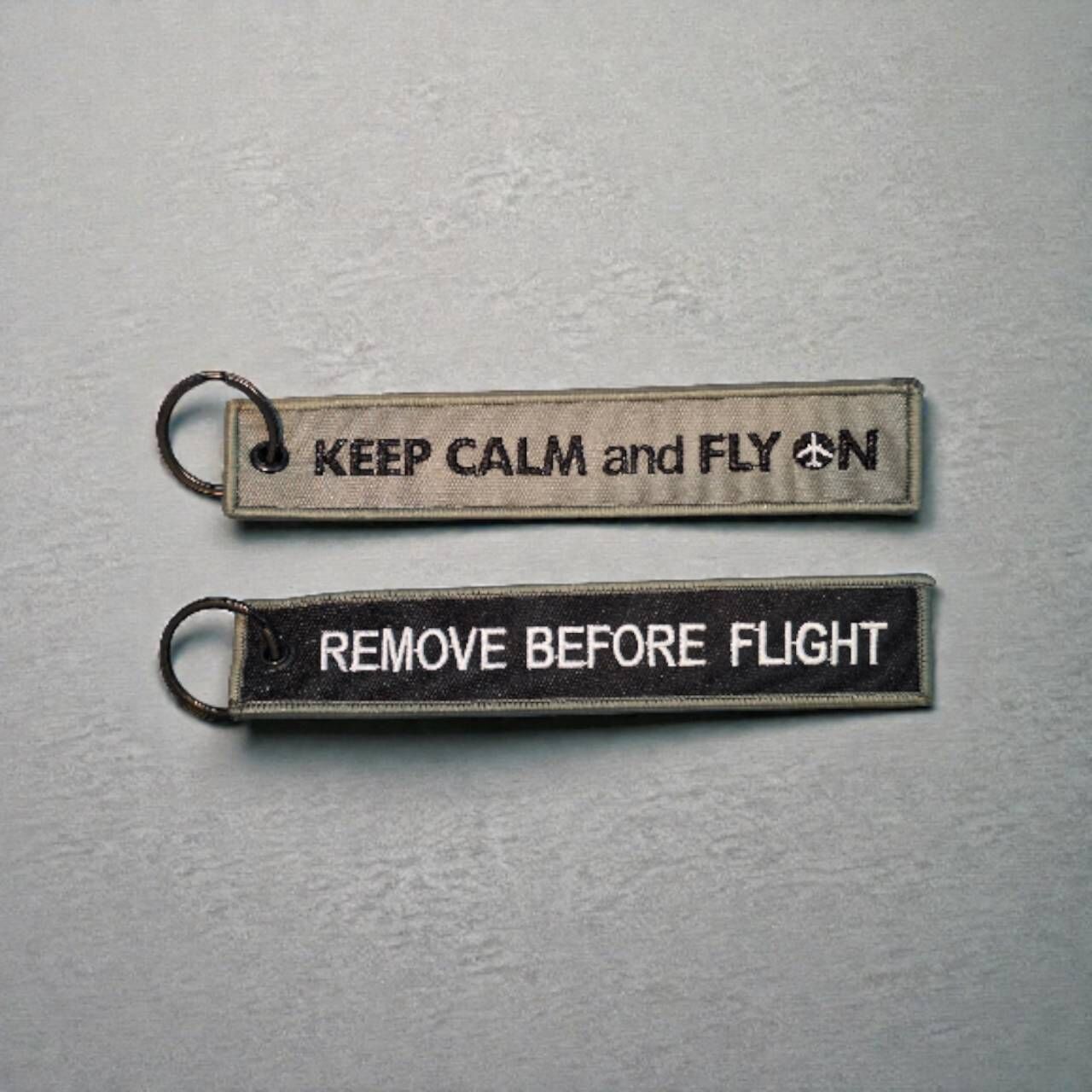 KEEP CALM and FLY ON 灰/黑 飛行前拆除鑰匙圈
