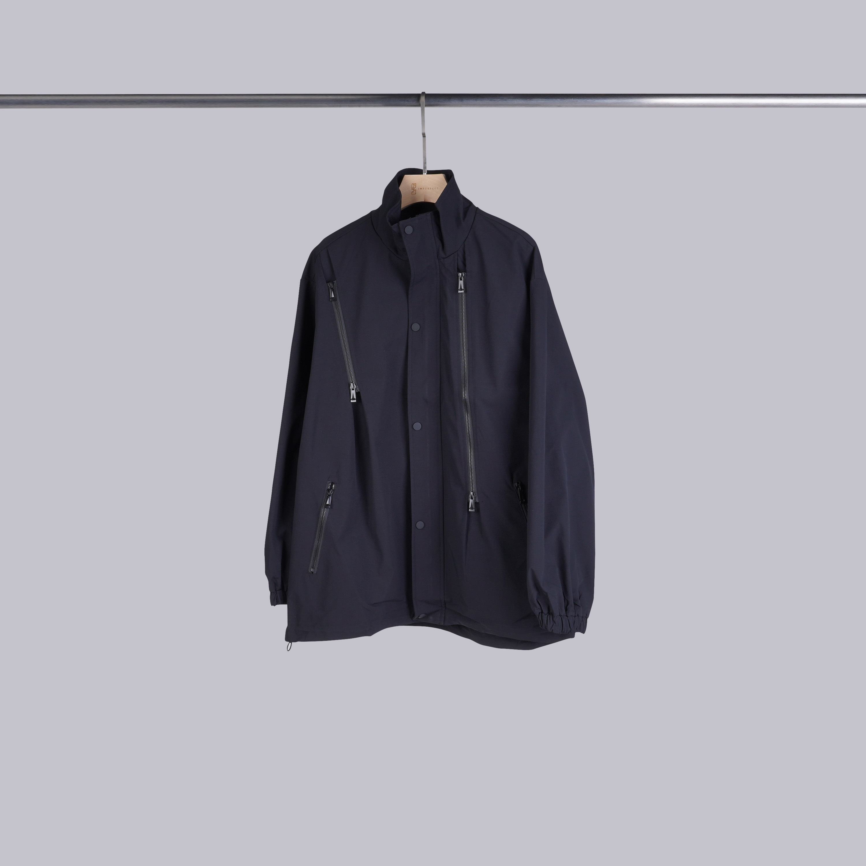 設計感壓褶拉鍊外套 | 就是黒