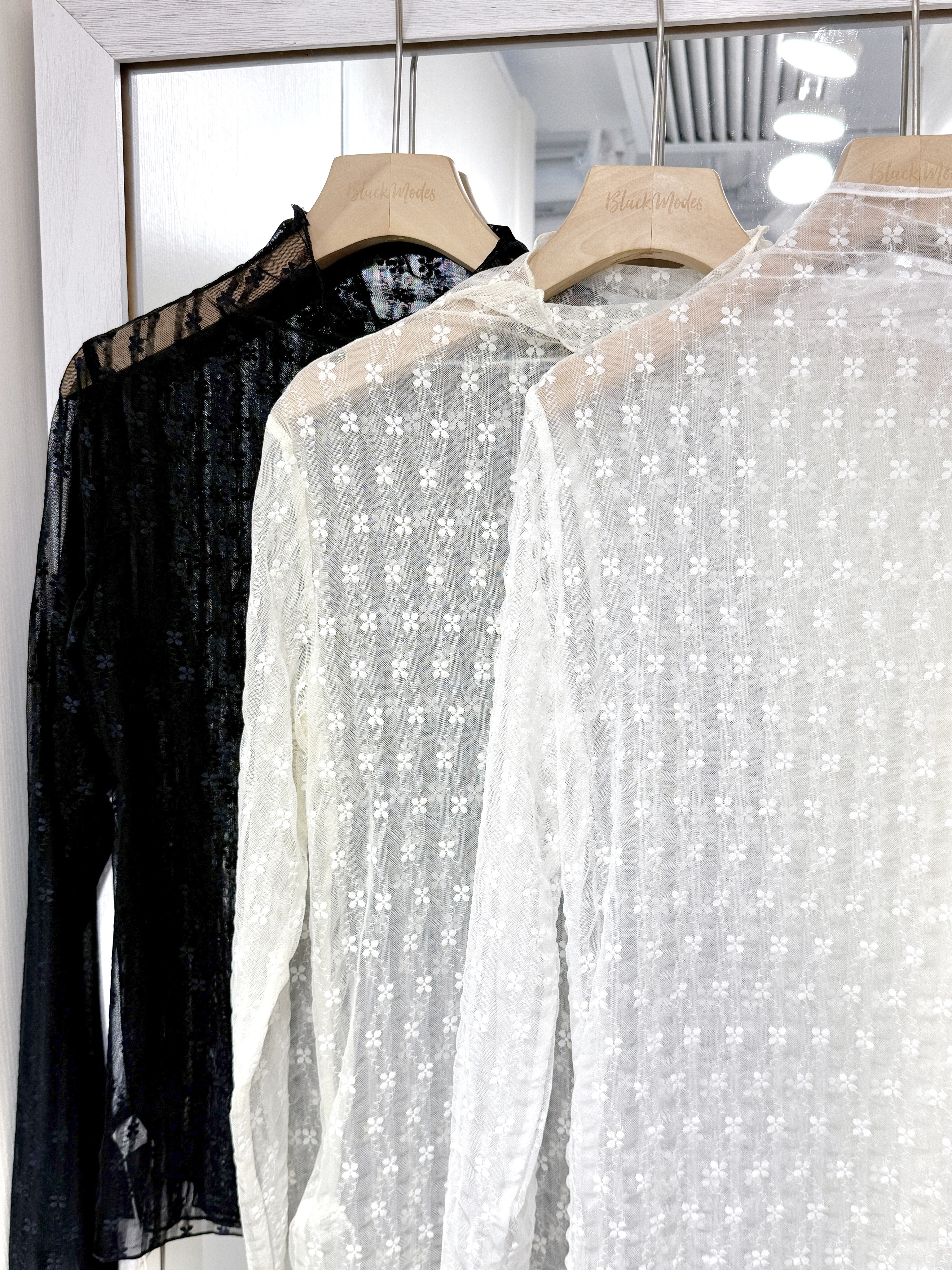 T1203｜超百搭小花花透視內搭上衣𖡼.𖤣𖥧𖡼.𖤣𖥧