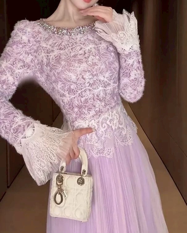 設計師家重工蕾絲拼接領彩鑽收腰上衣